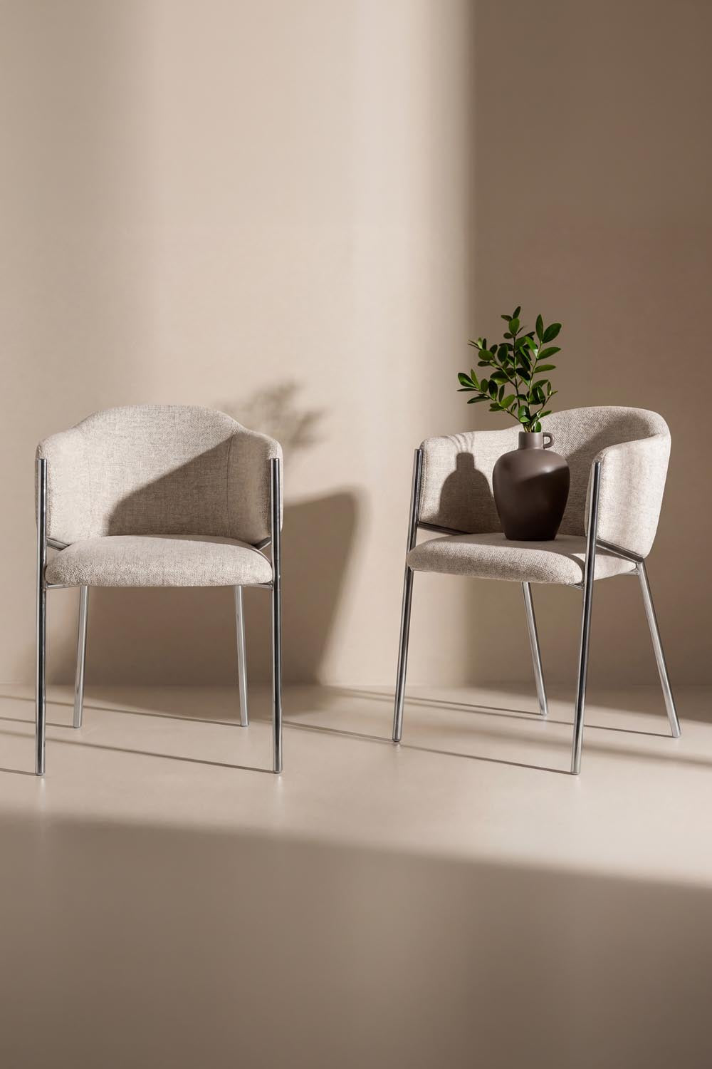 Evelina Esszimmerstuhl in Weiss präsentiert im Onlineshop von KAQTU Design AG. Stuhl mit Armlehne ist von Venture Home