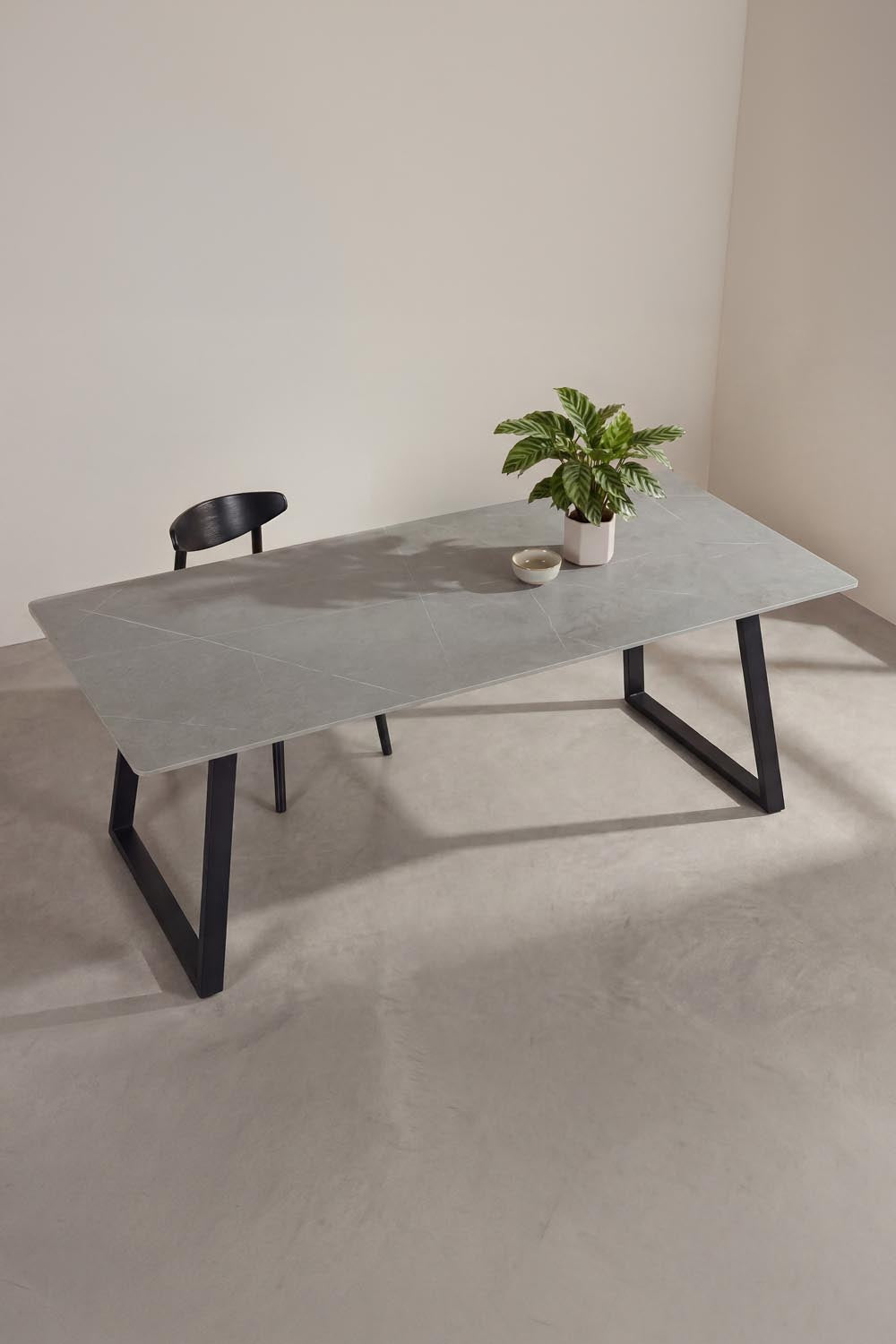 Estelle Rechteckiger Esstisch in Dunkelgrau präsentiert im Onlineshop von KAQTU Design AG. Gartentisch ist von Venture Home