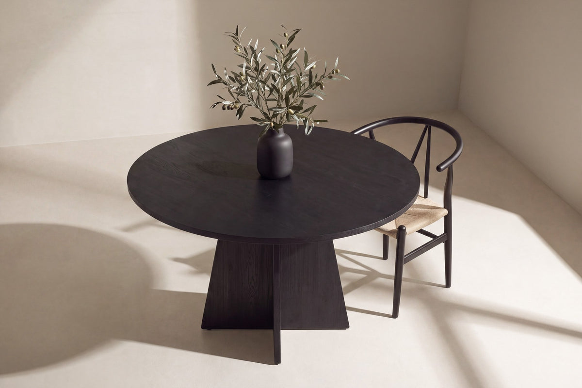 Runder Esstisch in Schwarz aus MDF mit Furnieroberfläche und kreuzförmigem Mittelfuss, Durchmesser 110 cm, Marke Venture Home.