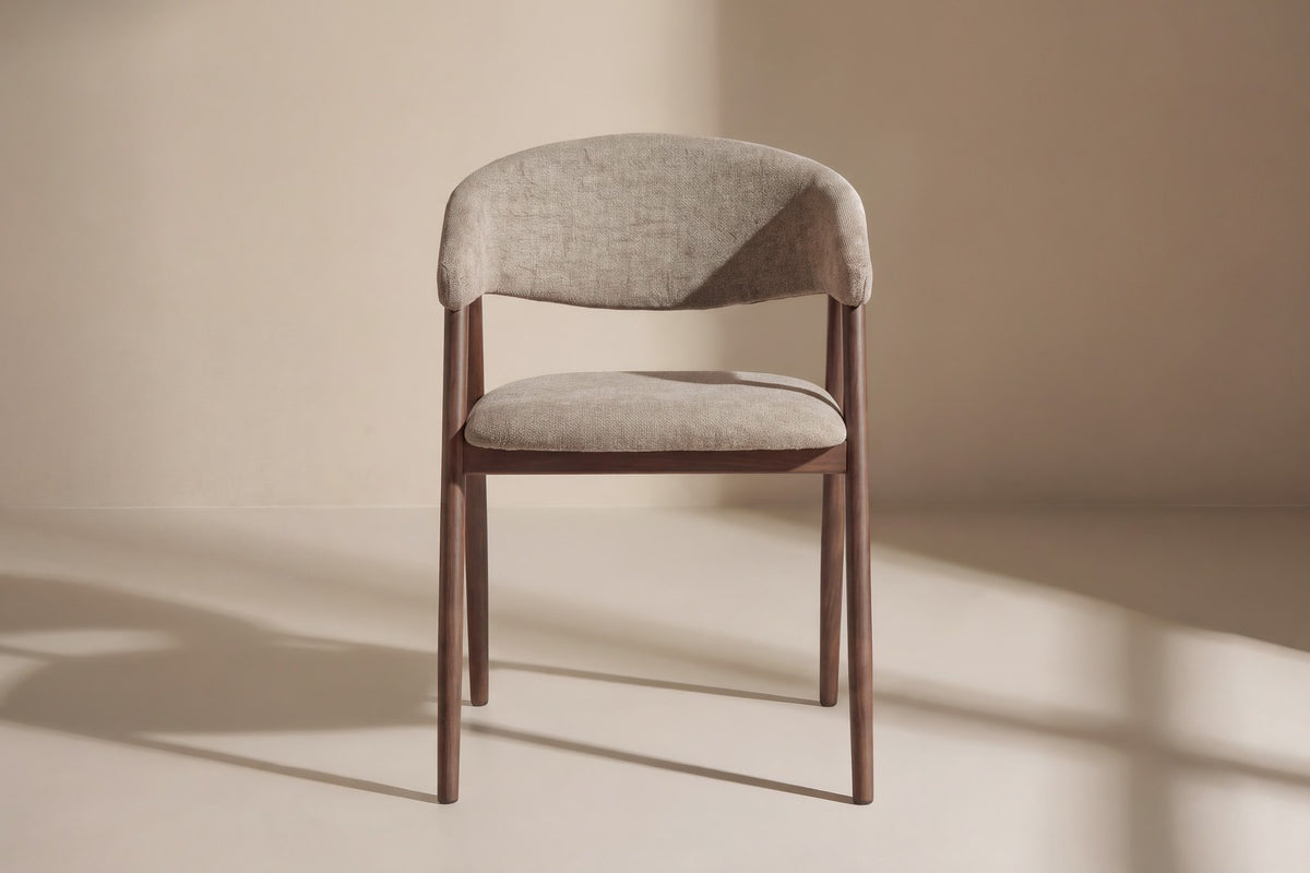 Zwei Esszimmerstühle Paulda in Mokka mit Polyester-Leinen-Bezug, abgerundeter Rückenlehne und Stahlbeinen in Räuchereiche-Holzoptik.