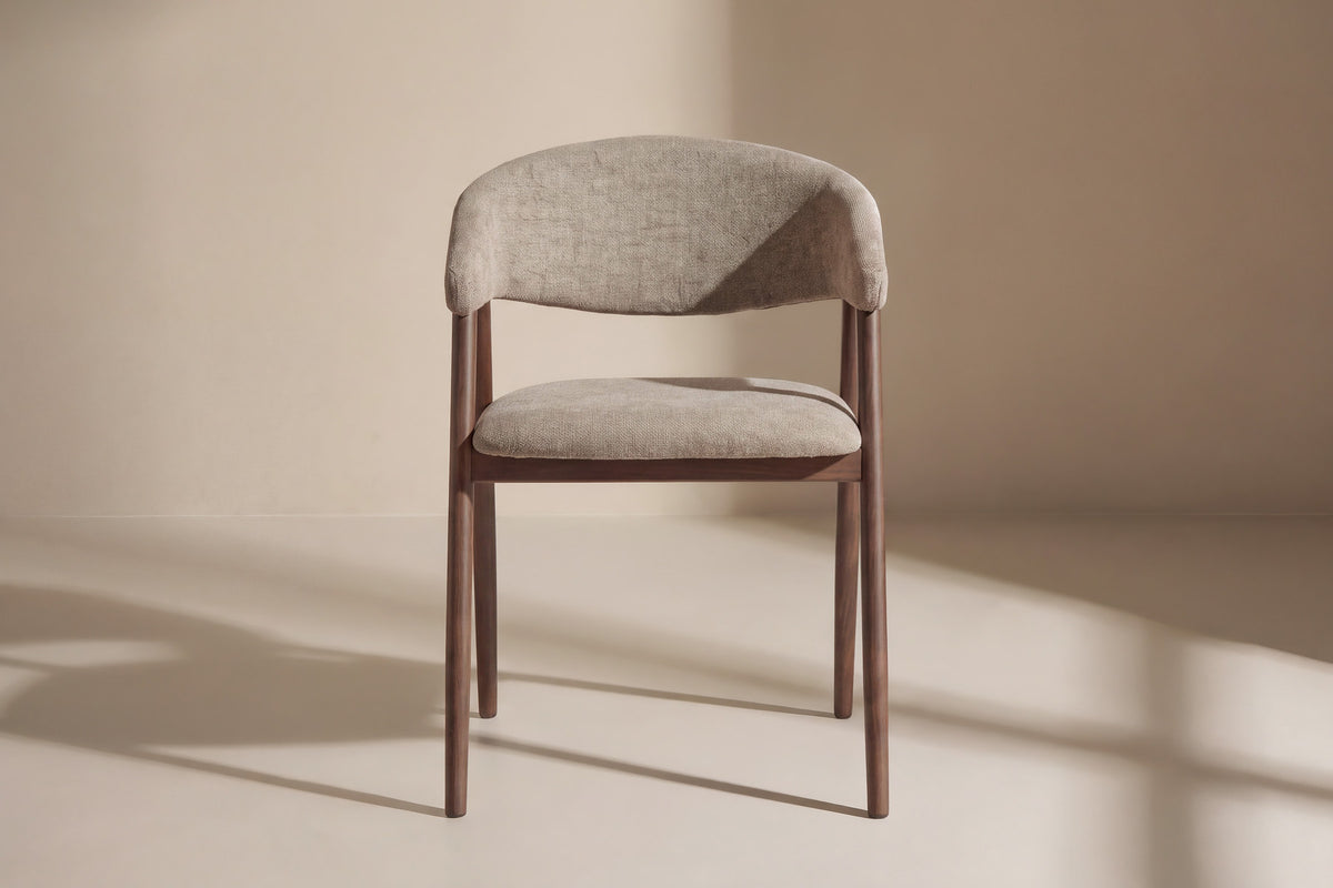 Zwei Esszimmerstühle Paulda in Mokka mit Polyester-Leinen-Bezug, abgerundeter Rückenlehne und Stahlbeinen in Räuchereiche-Holzoptik.