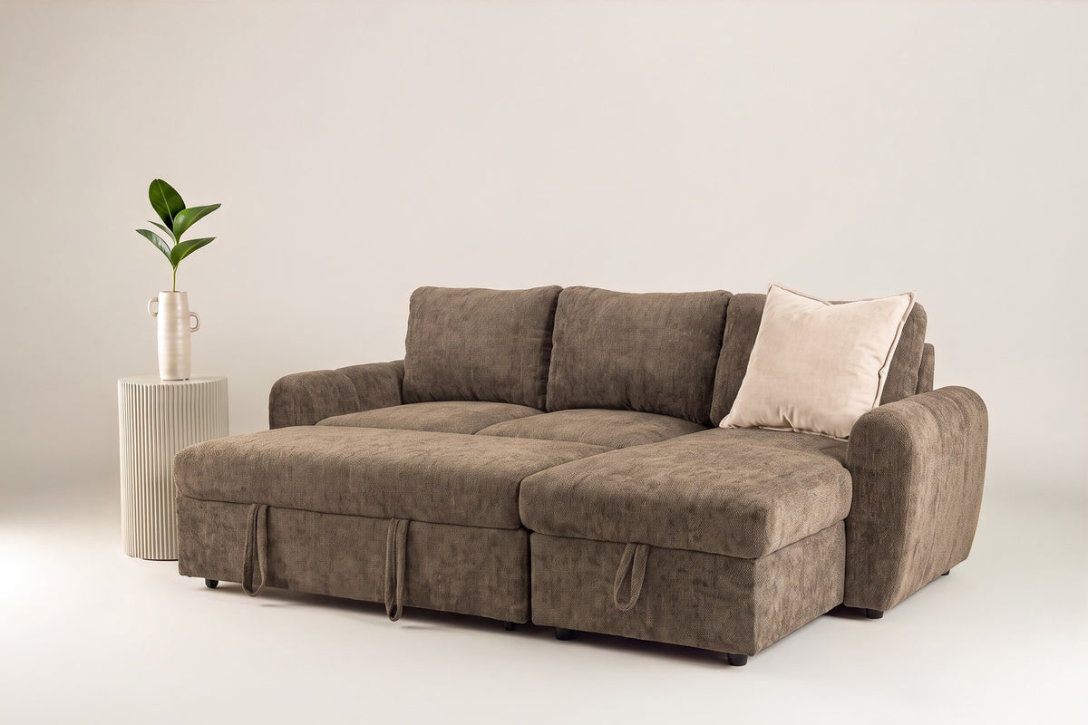 Braunes Bettsofa Teo von Venture Home mit Polyesterbezug, schwarzen Beinen und ausklappbarer Chaiselongue, freistehend im Wohnraum fotografiert.