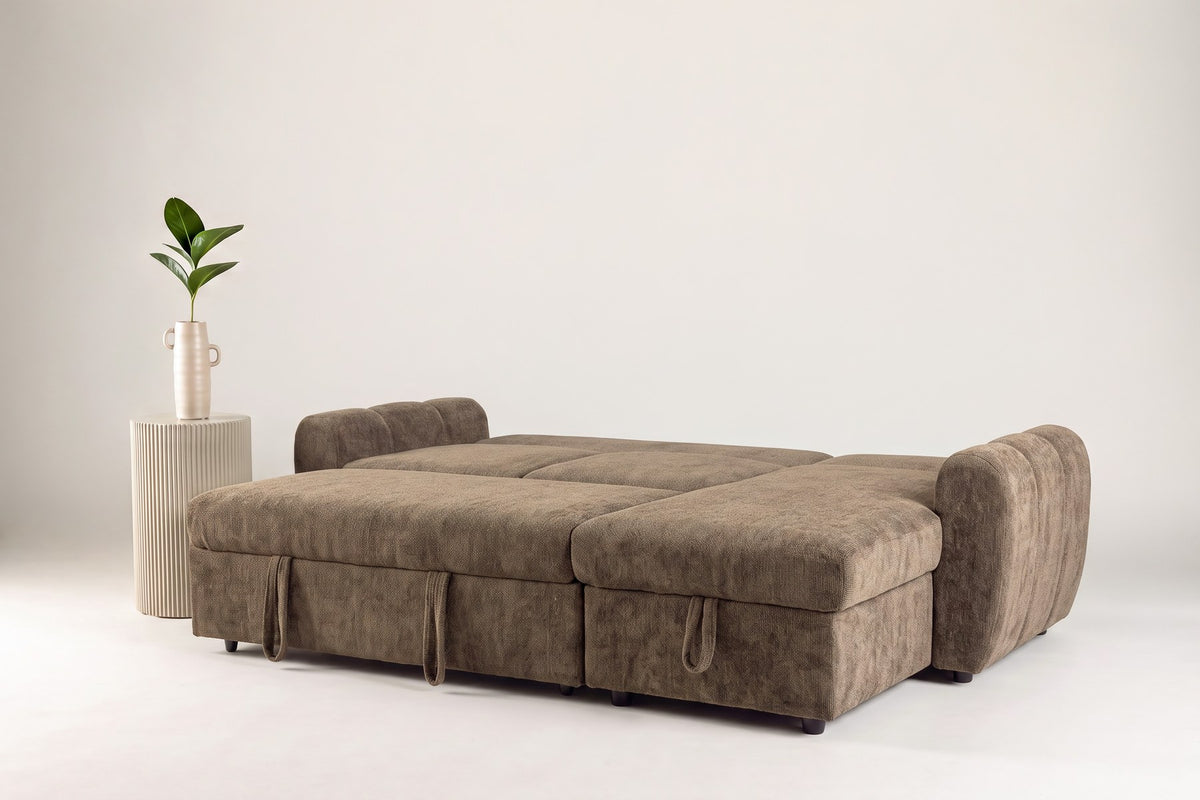 Braunes Bettsofa Teo von Venture Home mit Polyesterbezug, schwarzen Beinen und ausklappbarer Chaiselongue, freistehend im Wohnraum fotografiert.