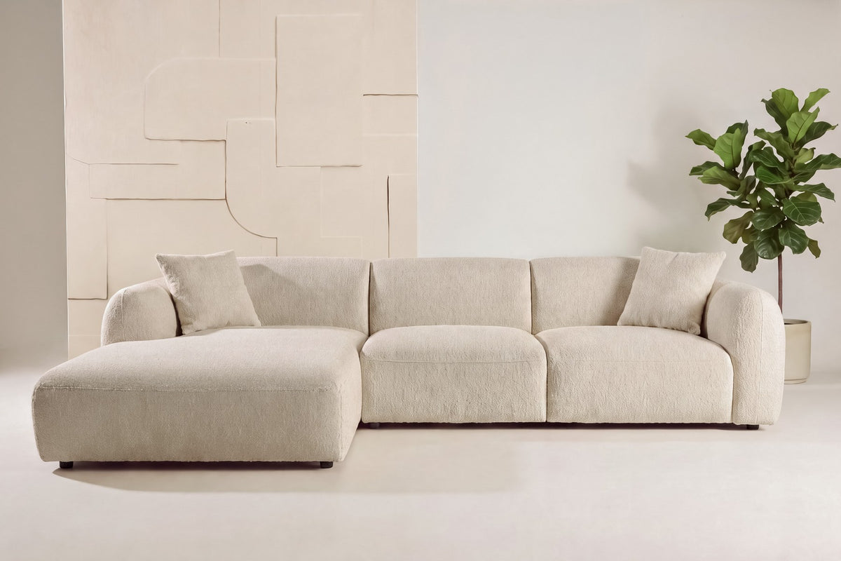 Beiges Chaiselongue-Sofa mit L-Form, Polyester-Bezug, schwarzen Holzbeinen und rechtsseitiger Chaiselongue, freigestellt fotografiert.