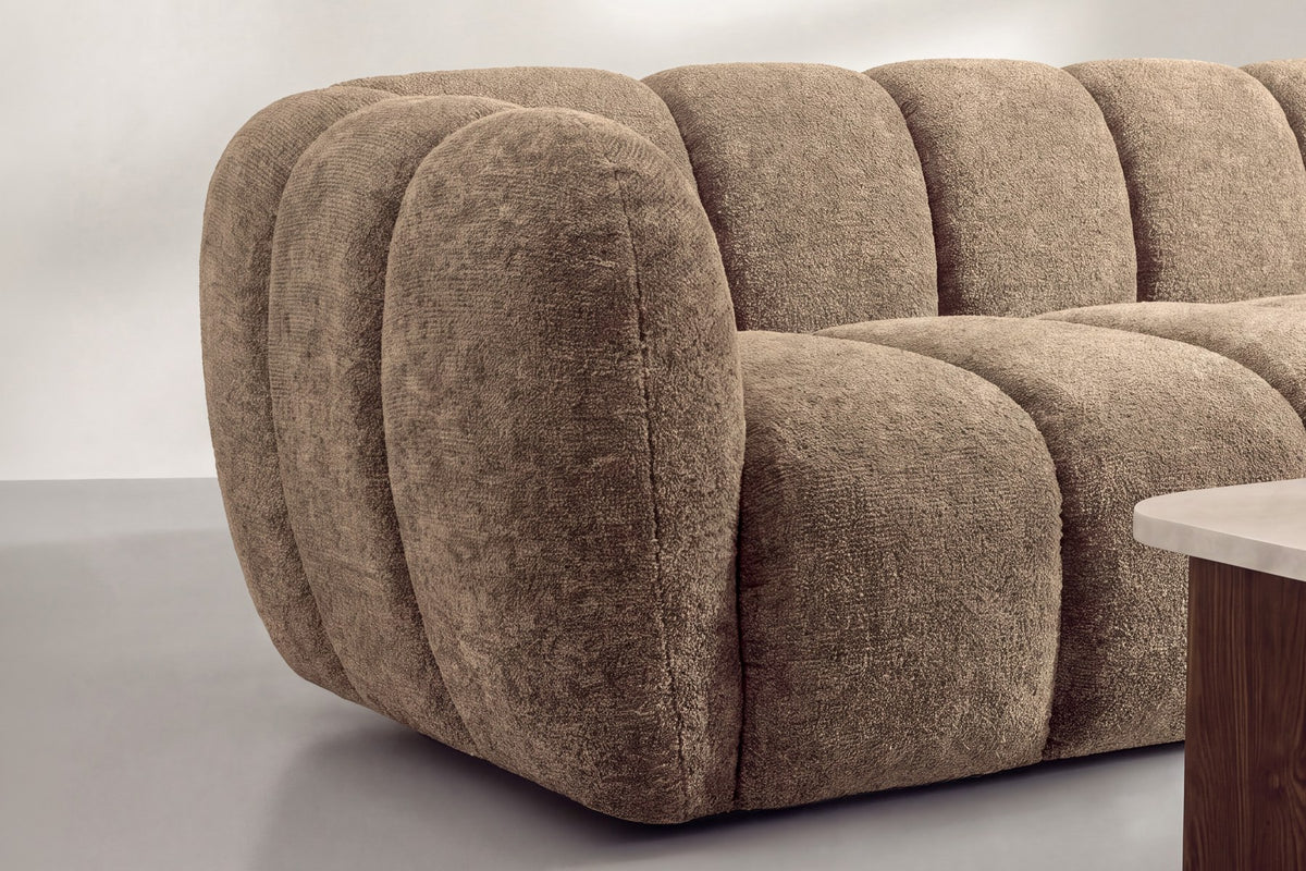 Braunes 3-Sitzer-Sofa Bobo von Venture Home mit Polyester-Bezug, schwarzen Gummibaumholz-Beinen und geraden, klaren Linien.
