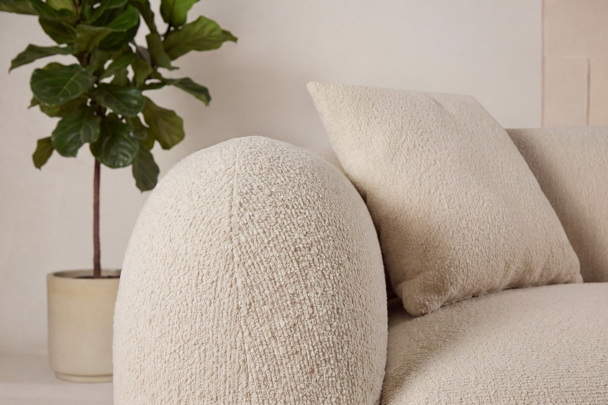 Beiges Chaiselongue-Sofa mit L-Form, Polyester-Bezug, schwarzen Holzbeinen und rechtsseitiger Chaiselongue, freigestellt fotografiert.