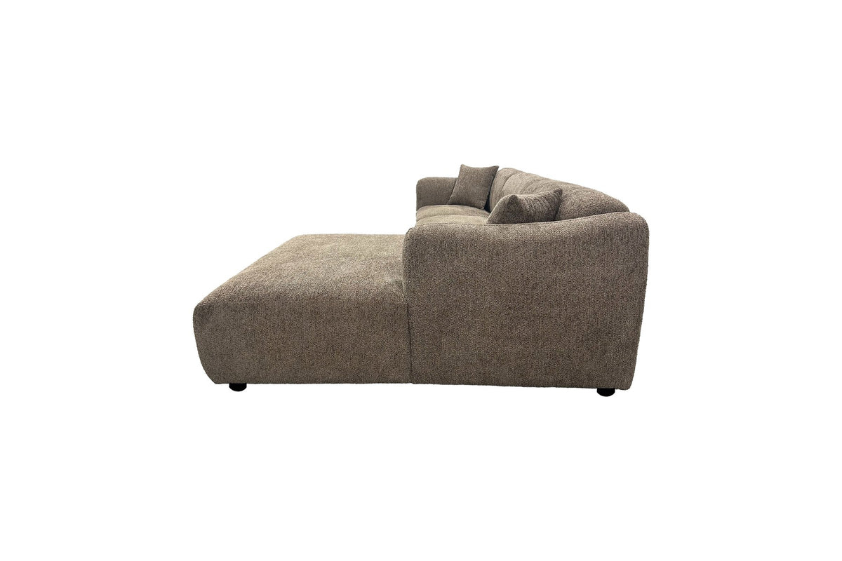 Braunes L-Sofa Leia mit Chaiselongue rechts von Venture Home, Bezug aus Eukalyptus und Polyester, schwarze Holzbeine, skandinavisches Design.