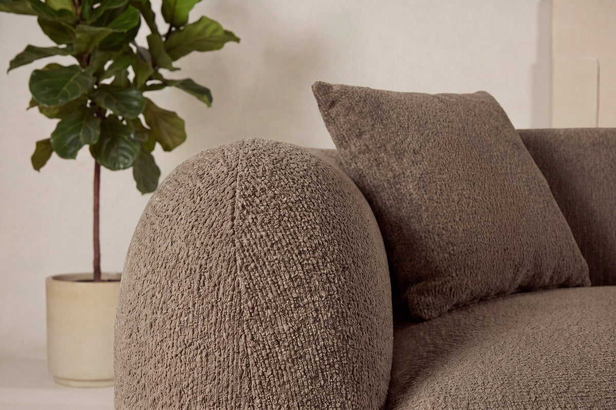 Braunes L-Sofa Leia mit Chaiselongue rechts von Venture Home, Bezug aus Eukalyptus und Polyester, schwarze Holzbeine, skandinavisches Design.