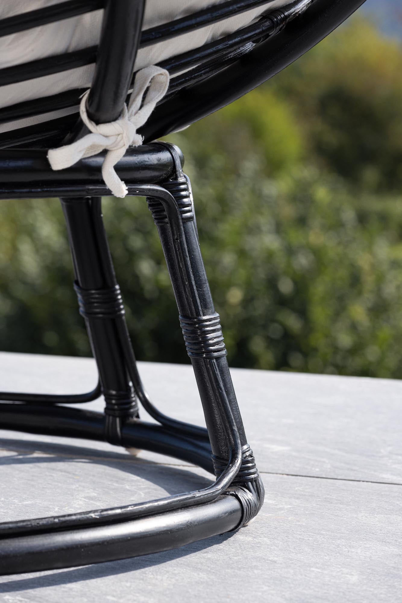 Eleganter Bonnie Loungesessel von Venture Home, modern und komfortabel, perfekt für stilvolle Wohn- oder Loungebereiche.