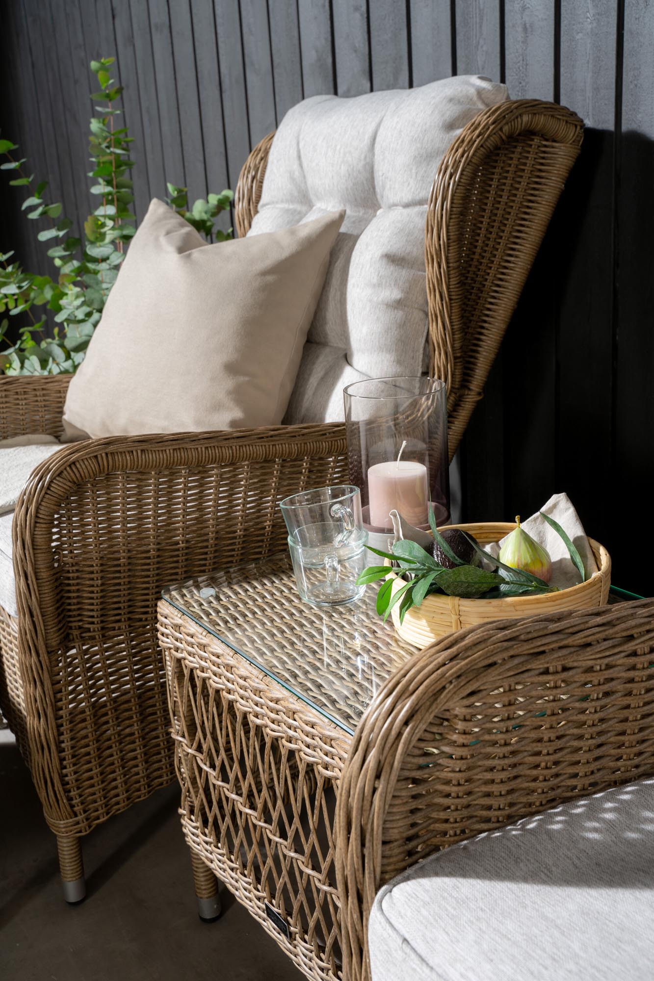 Genießen Sie mit dem Washington Lounge Outdoorset 52cm von Venture Home stilvolle Entspannung im Freien. Elegante Sessel, praktische Fußhocker und witterungsbeständige Materialien sorgen für Komfort und Langlebigkeit.