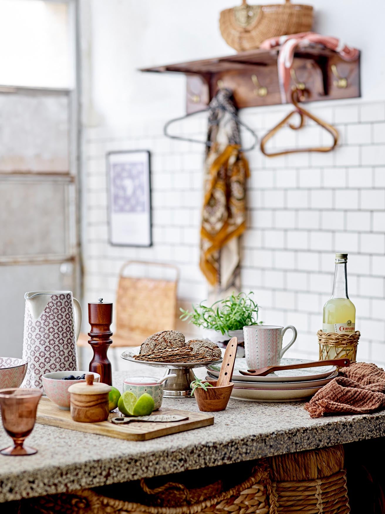 Vielseitiger Maya Krug in Violett von Bloomingville: Robustes Steingut für Getränke und Blumen, pflegeleicht und elegant.