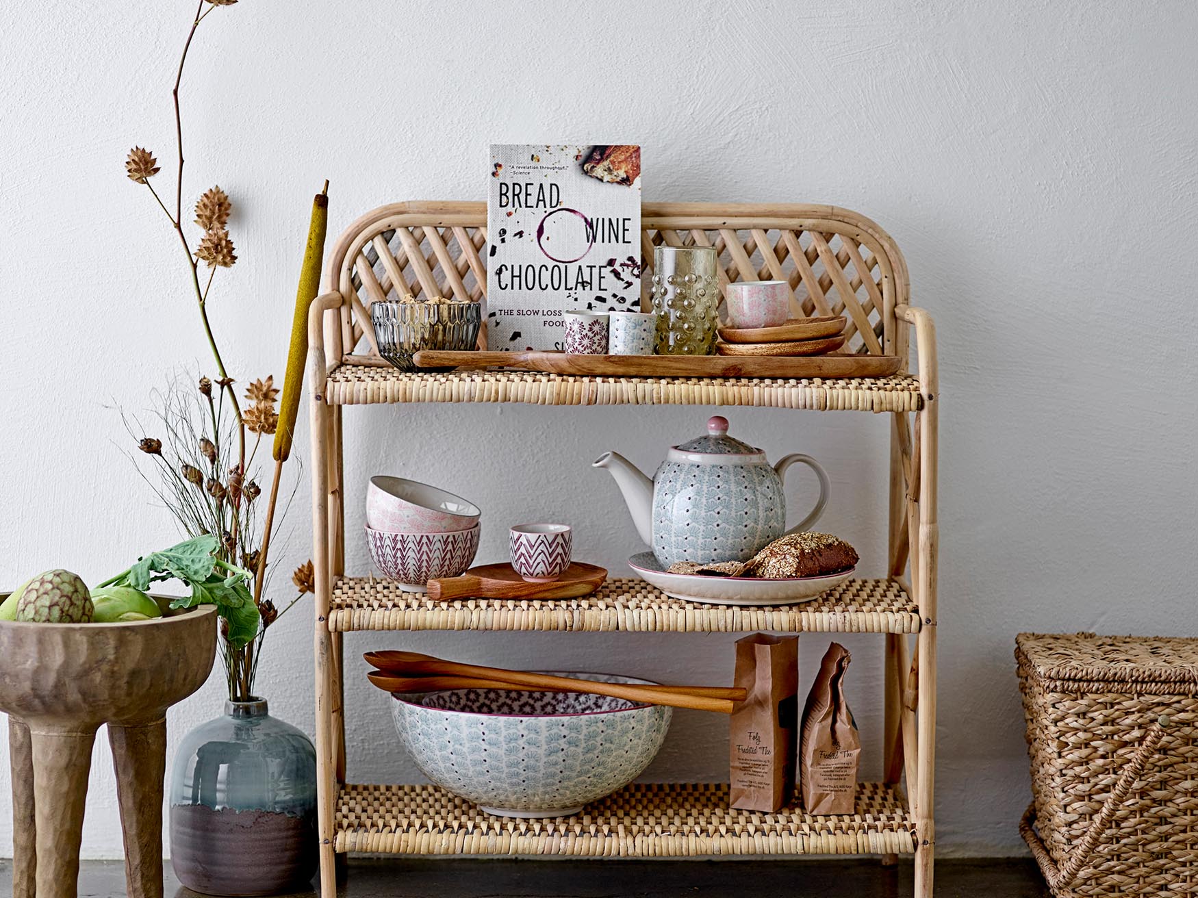 Eleganter violetter Steingut-Teller von Bloomingville für stilvolle Tafeln.