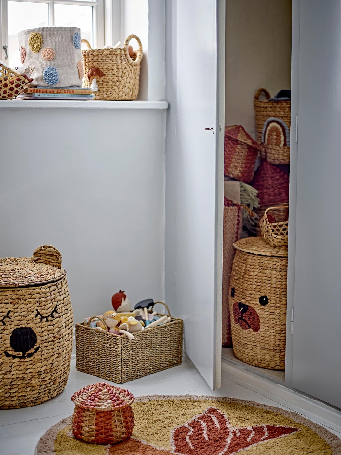 Praktischer Korb Dolma mit Deckel aus nachhaltiger Wasserhyazinthe – ideal für Spielzeug und Wäsche im Kinderzimmer.