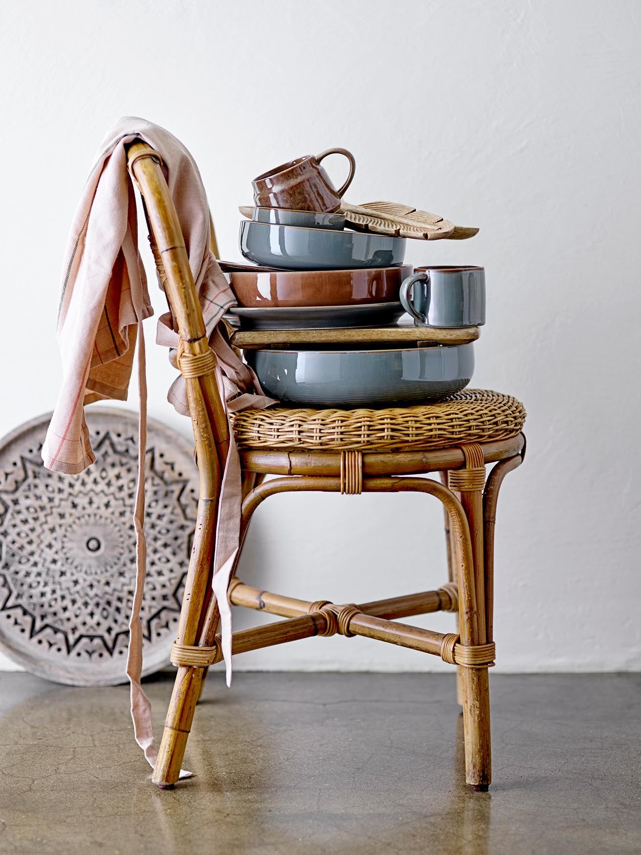 Die Pixie Servierschüssel von Bloomingville aus grünem Steingut besticht durch ihr stilvolles Design und ist ideal für den modernen Tisch.