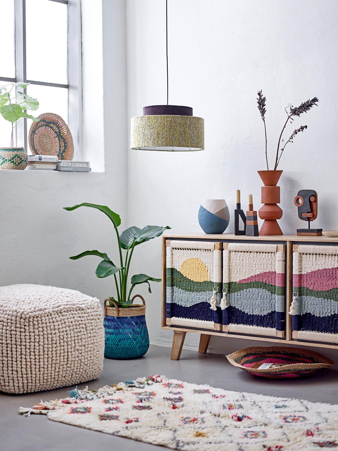 Der Suna Pouf aus Wolle und Baumwolle bietet stilvolle Eleganz und Komfort für jeden Wohnraum.