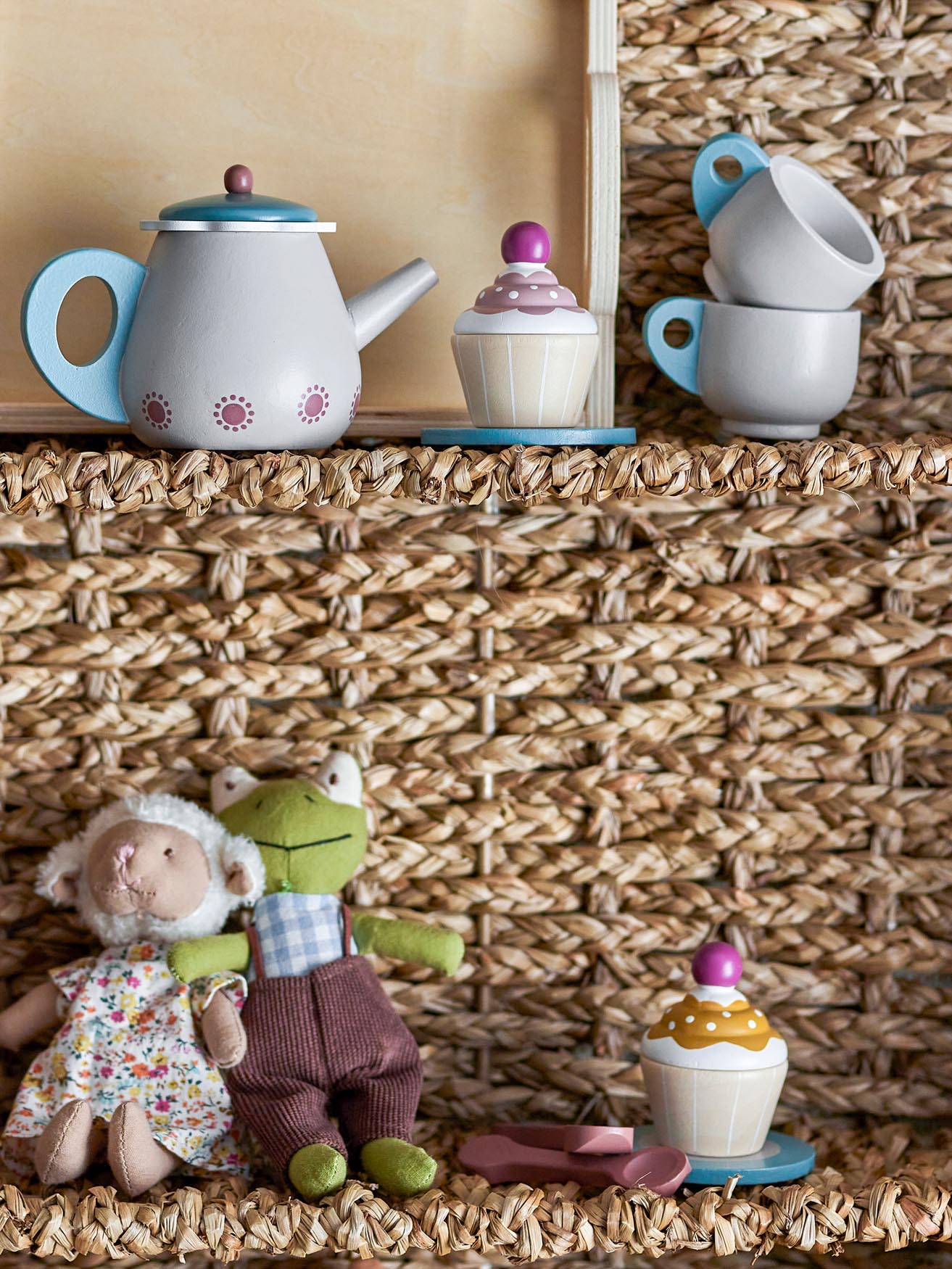 Gentrim Spielset von Bloomingville Mini: Hochwertiges Holzspielzeug in Grau, ideal für kreative Teepartys und Rollenspiele. Perfekt für Kinder ab 3 Jahren.