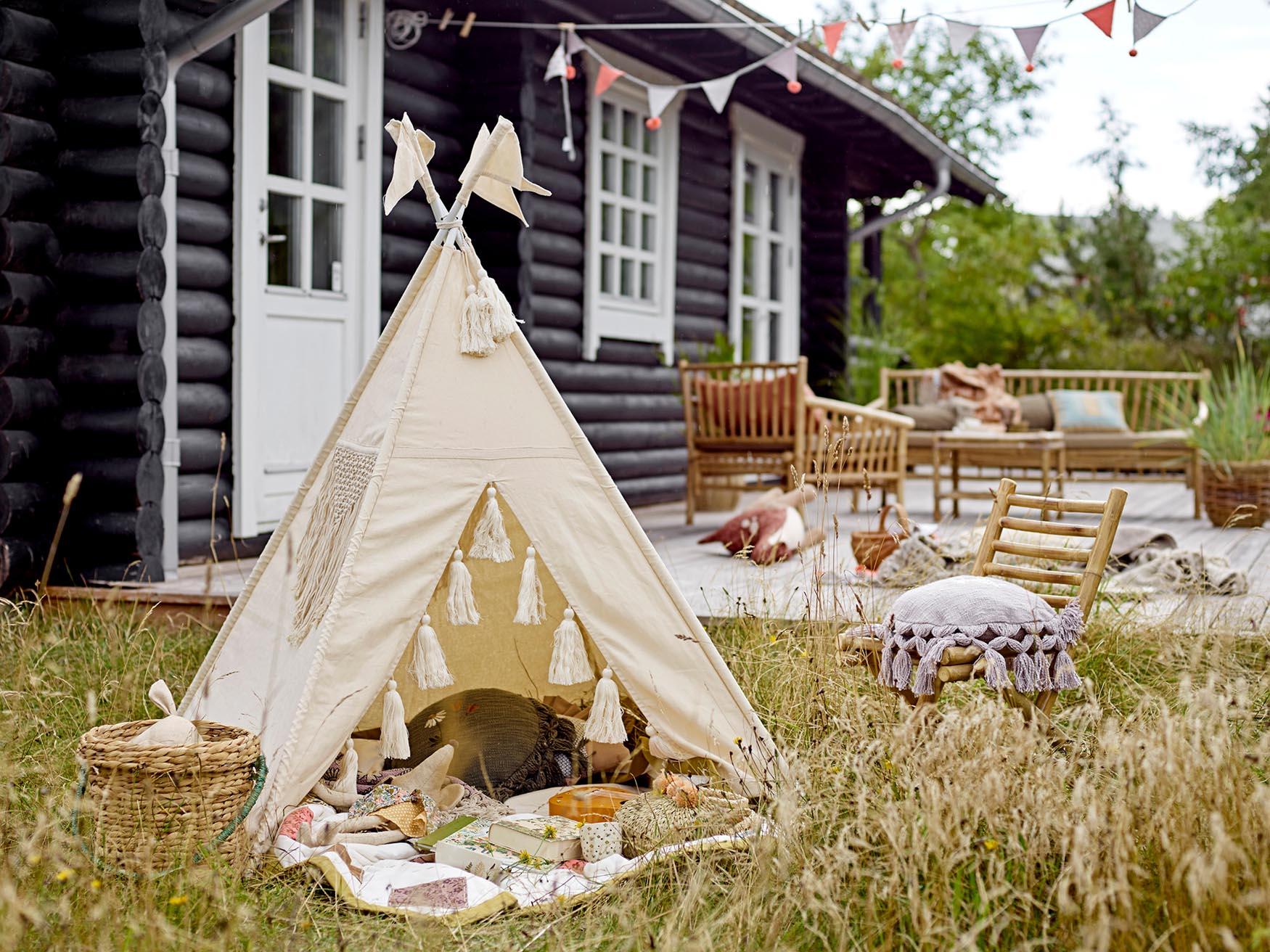 Das Fardin Kinder-Tipi von Bloomingville Mini ist ein stilvolles Spielzelt aus Baumwolle in Naturtönen, ideal für fantasievolles Spielen.