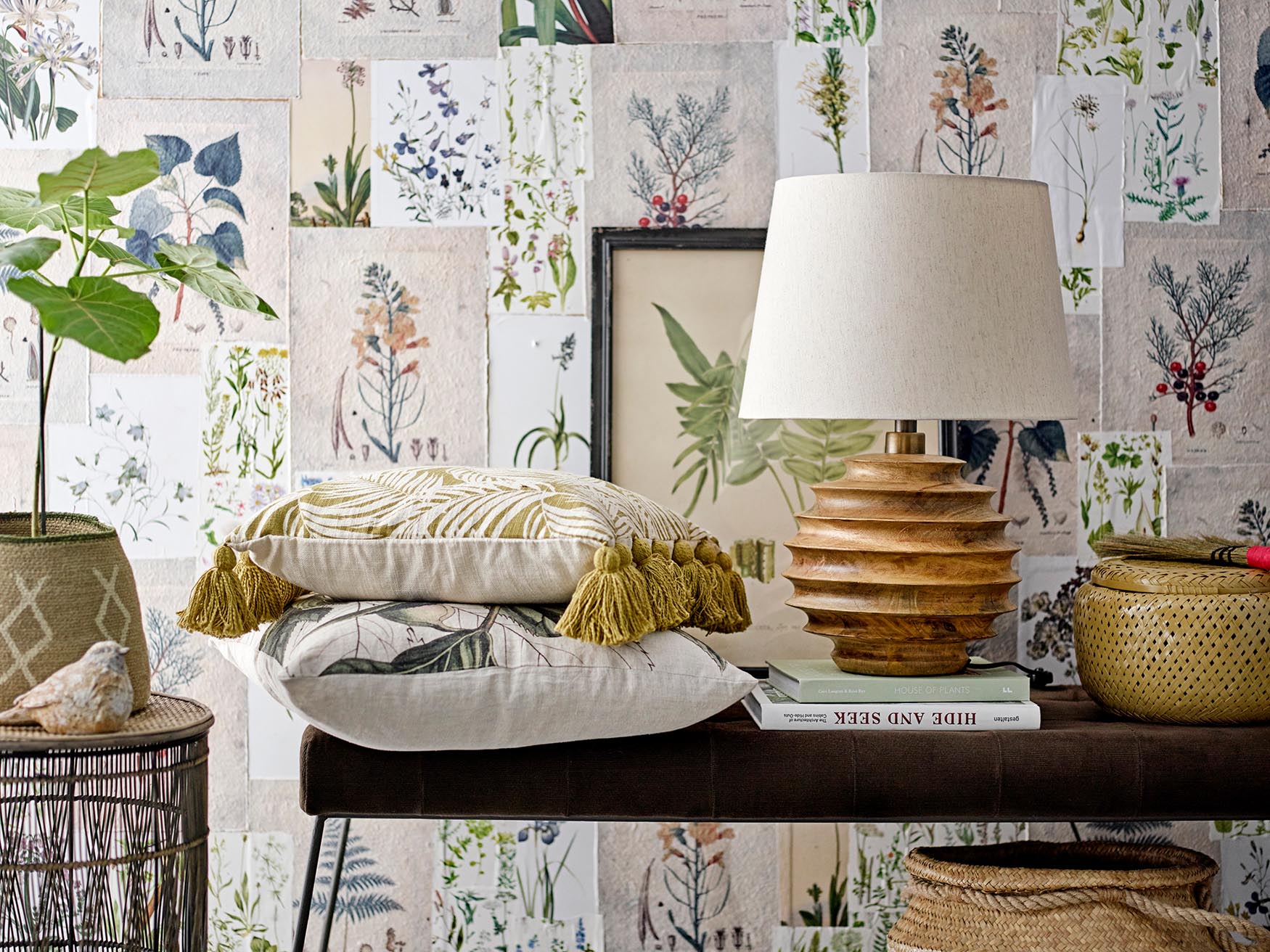 Die Svale Tischlampe aus natürlichem Mangoholz von Creative Collection vereint stilvolles Design mit warmem, natürlichem Charme.