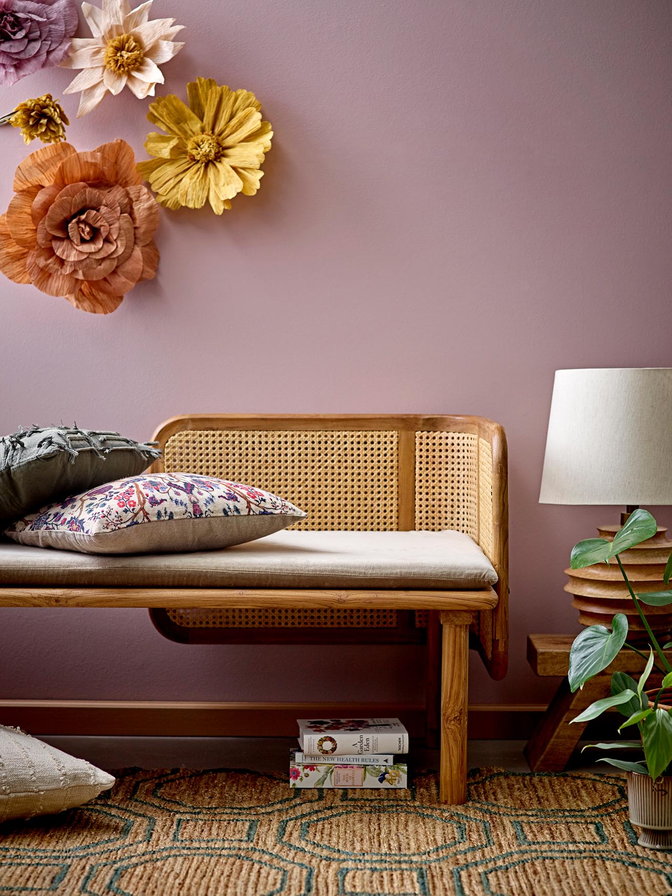 Die Svale Tischlampe aus Mangoholz von Creative Collection besticht durch ihr elegantes Design und ihre natürliche Ausstrahlung.