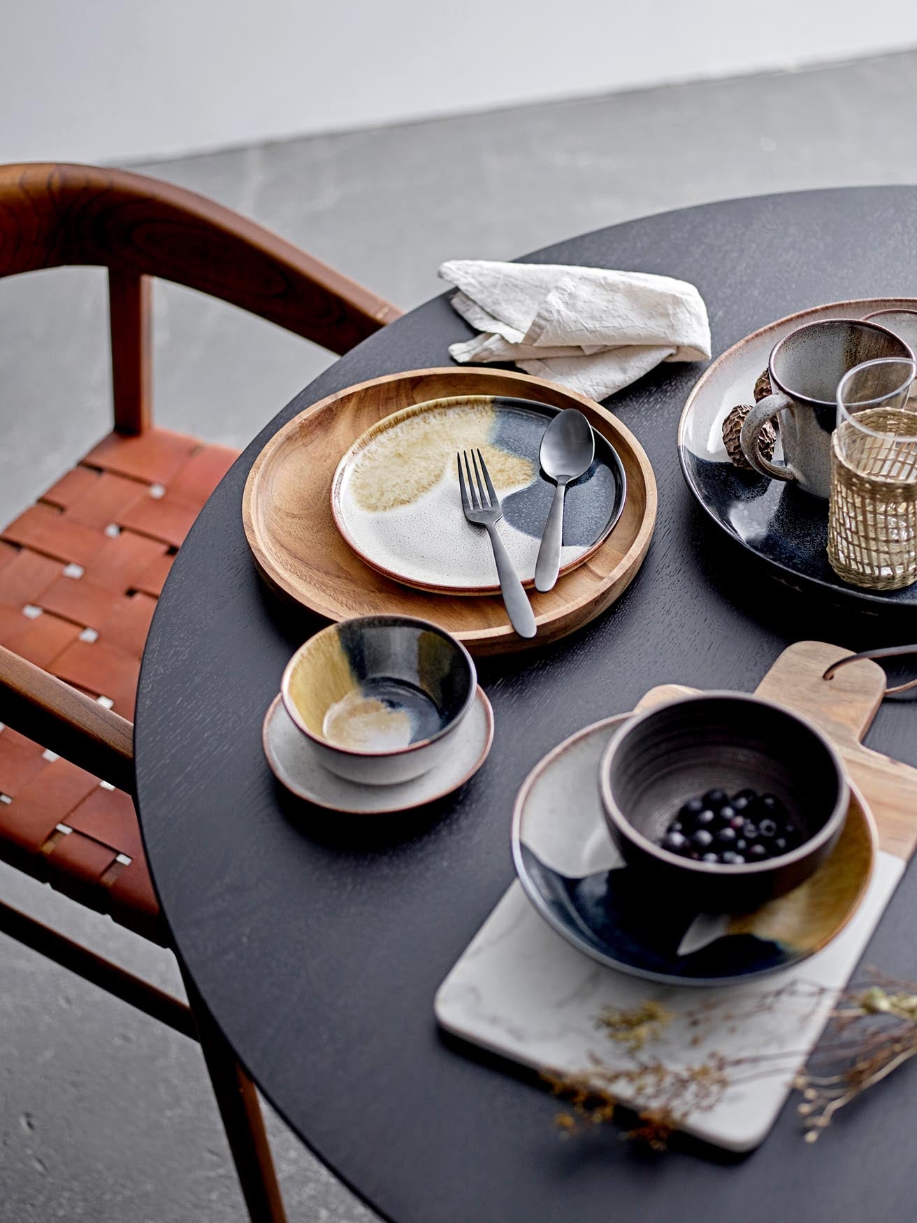 Eleganter grauer Steingut-Teller von Bloomingville für stilvolle Tafeln.