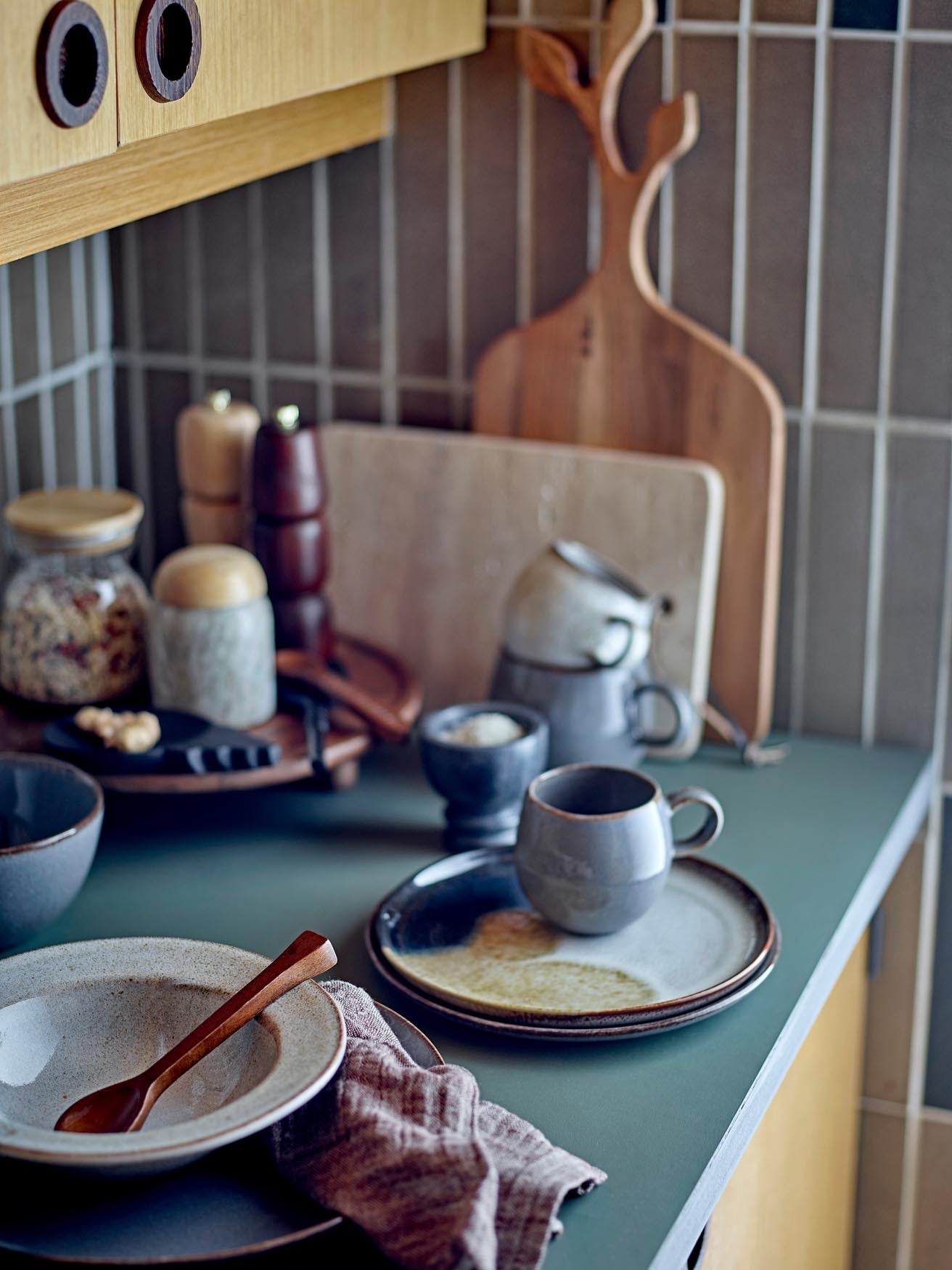 Jules Teller in Grau: Zeitloses Steingut-Design von Bloomingville.