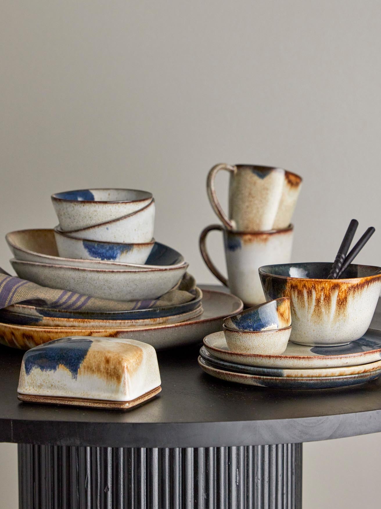 Elegante graue Steingutschale von Bloomingville, ideal für den täglichen Gebrauch und als stilvolles Dekorationselement.