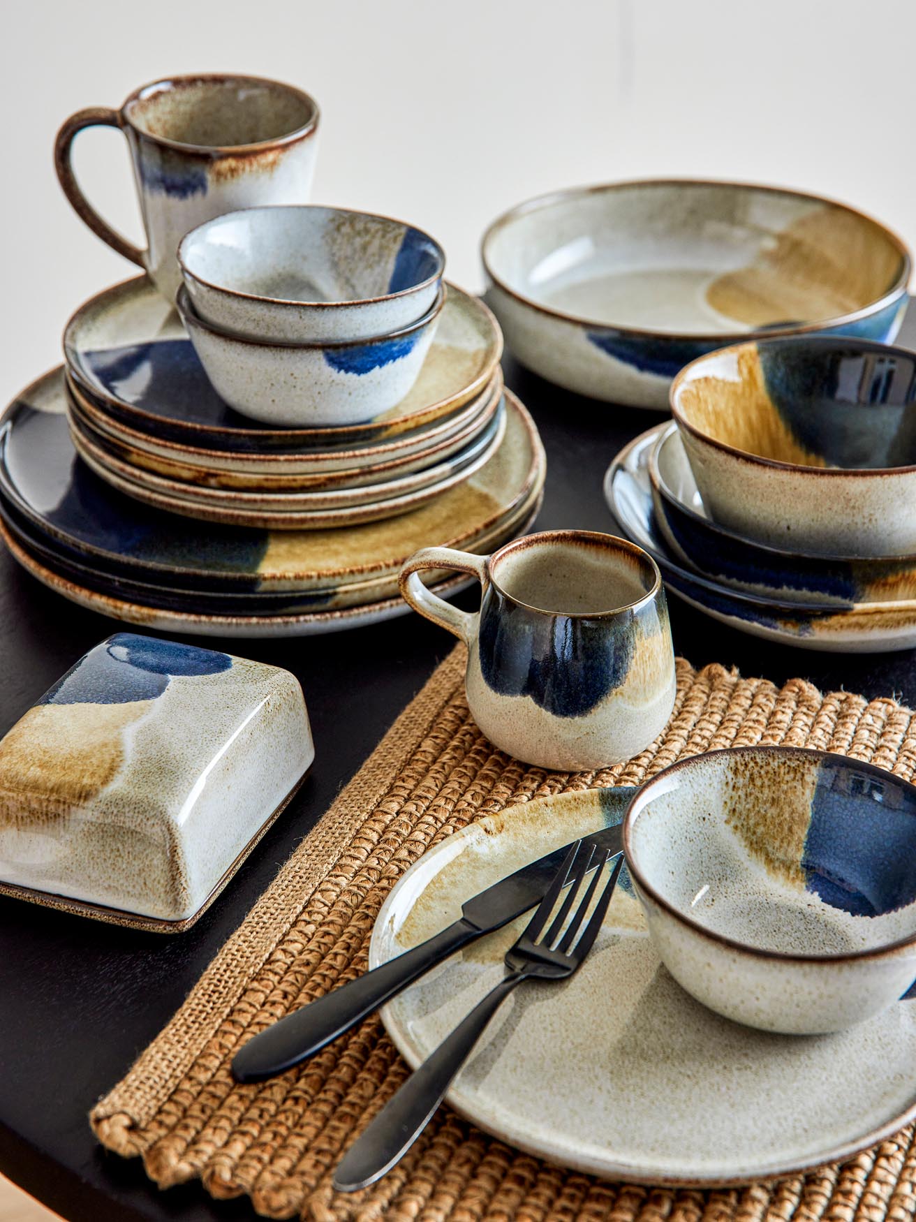 Handgefertigter Steingutbecher in Grau von Bloomingville, modern & chic.