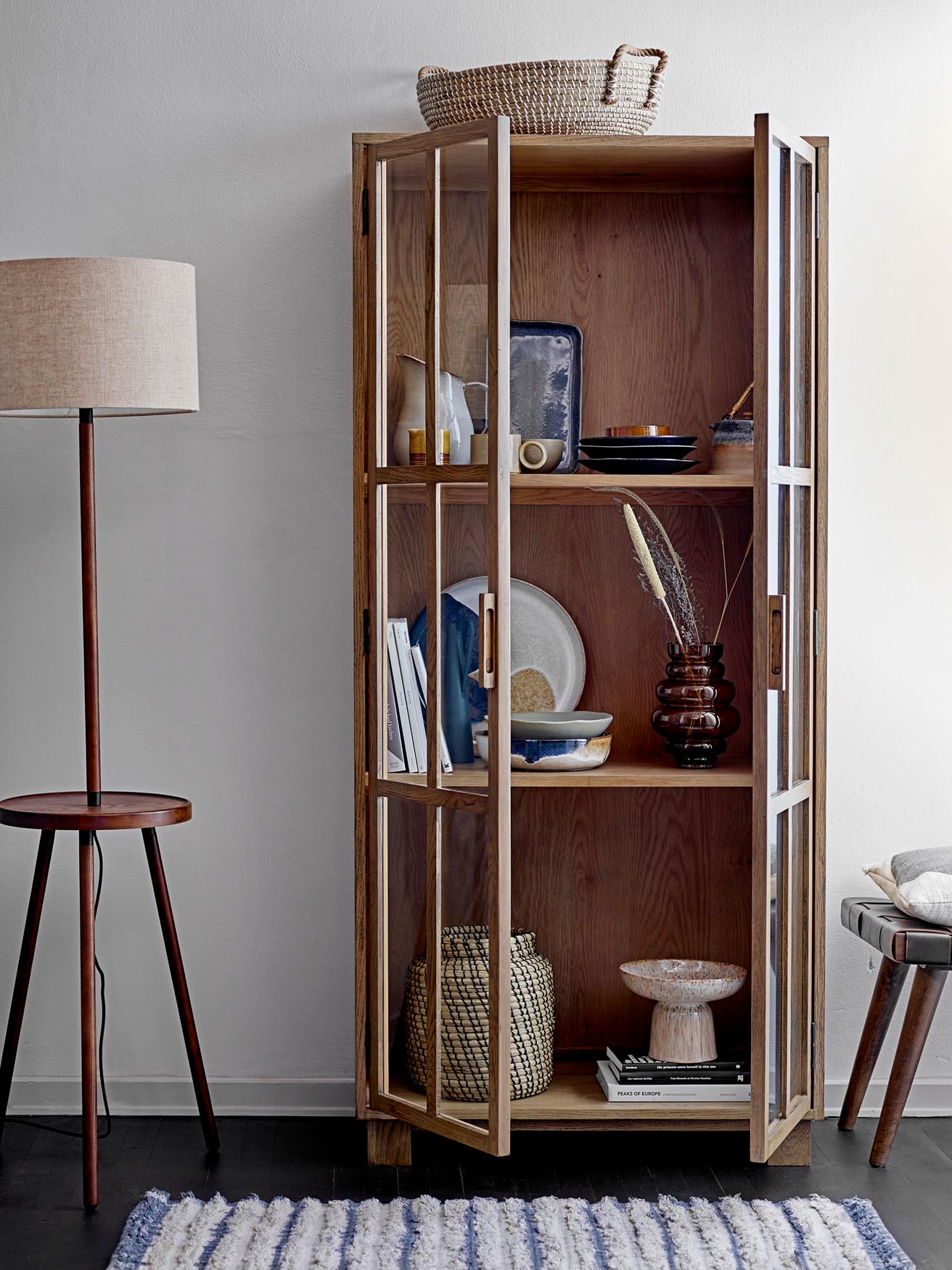 Verleihen Sie Ihrem Tisch mit der stilvollen Jules Servierplatte von Bloomingville einen besonderen Akzent. Hergestellt aus langlebigem Steingut, ideal für jede Gelegenheit.