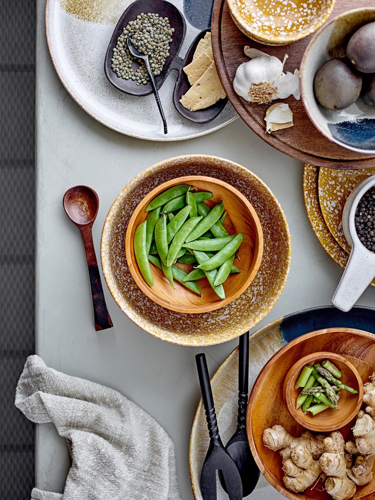 Jules Servierplatte: Stilvolles graues Steingut von Bloomingville.