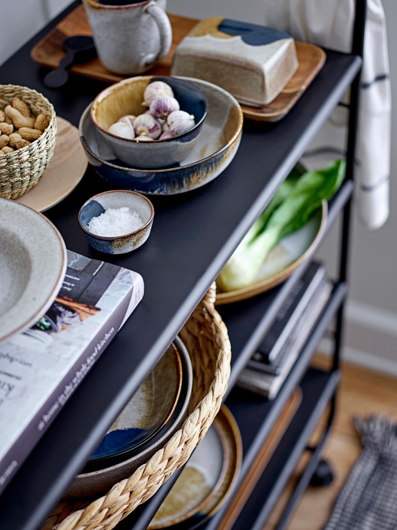 Stilvolle graue Servierschüssel aus hochwertigem Steingut von Bloomingville, perfekt für modernes Servieren und ansprechende Tischdekoration.