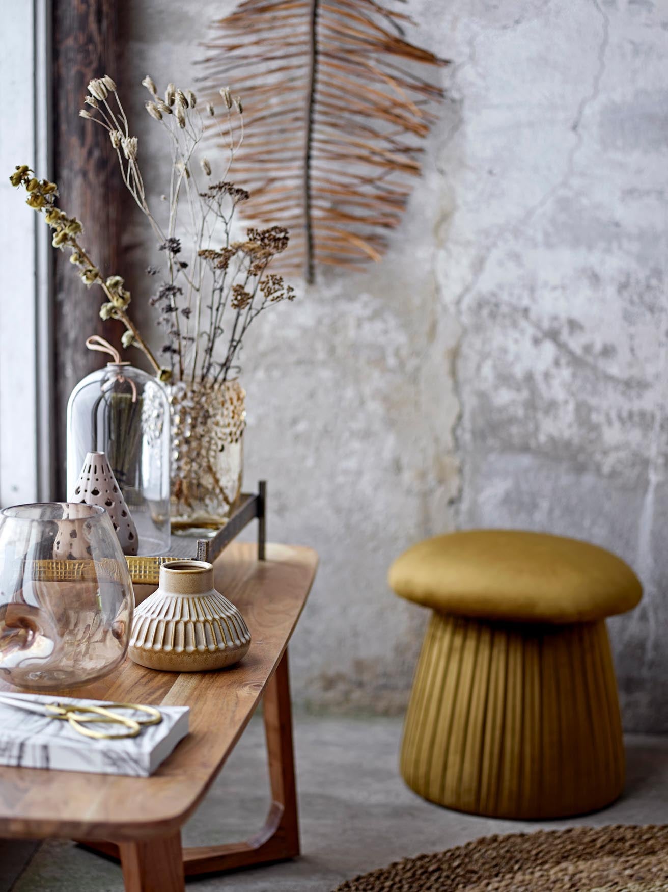 Der Roberta Pouf in Braun von Bloomingville: Eleganz trifft Funktionalität. Aus Polyester, vielseitig, stabil, ideal für Wohnzimmer und Schlafzimmer.