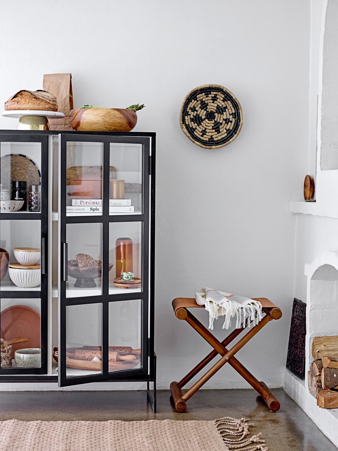 Eleganter Opal Kabinett von Bloomingville, schwarz lackiert mit Eichenholz-Details, ideal für stilvolle Aufbewahrung.