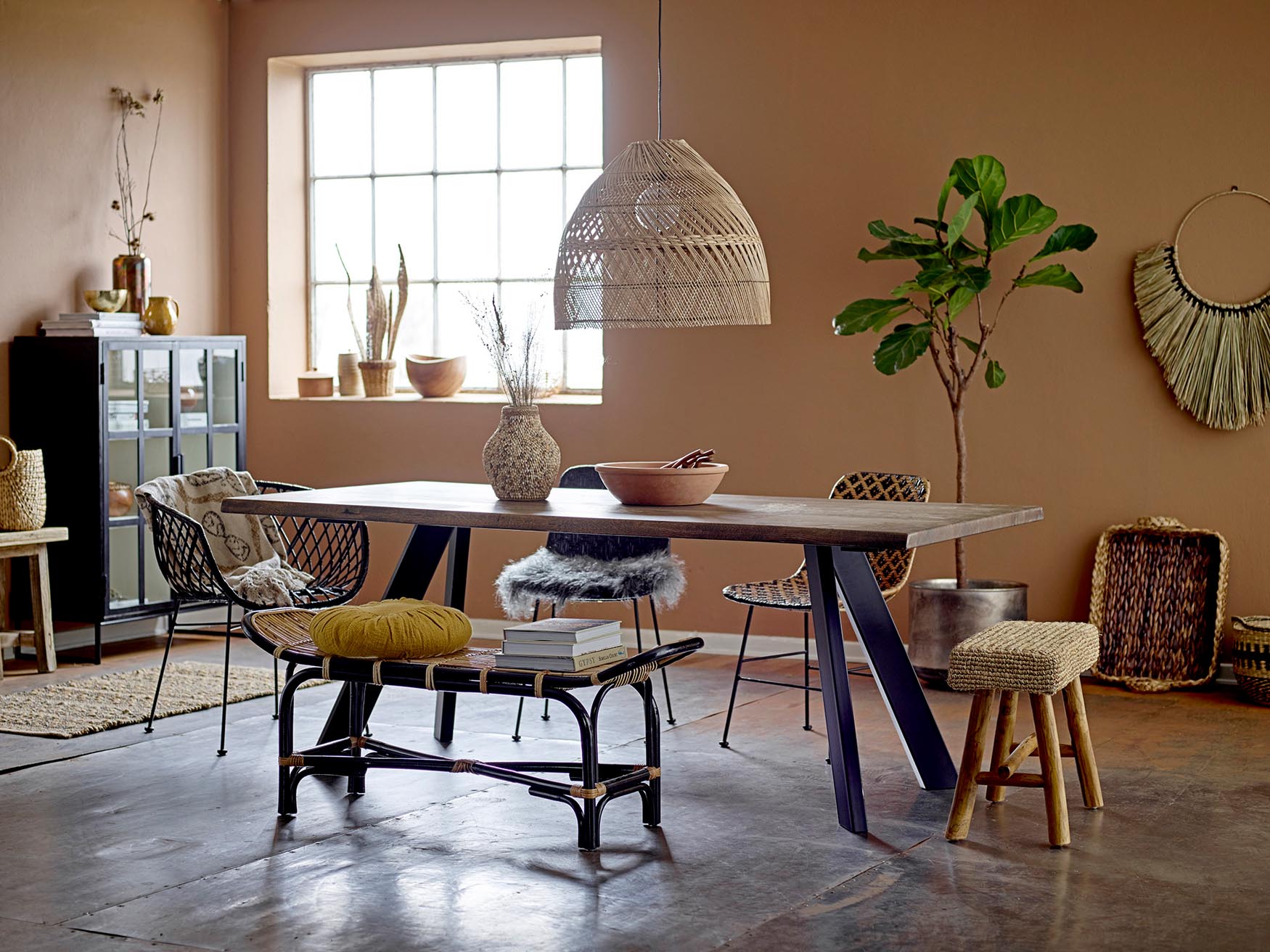 Eleganter Opal Kabinett von Bloomingville in Schwarz mit Eichenholz-Details, ideal für stilvolle und funktionale Einrichtung.