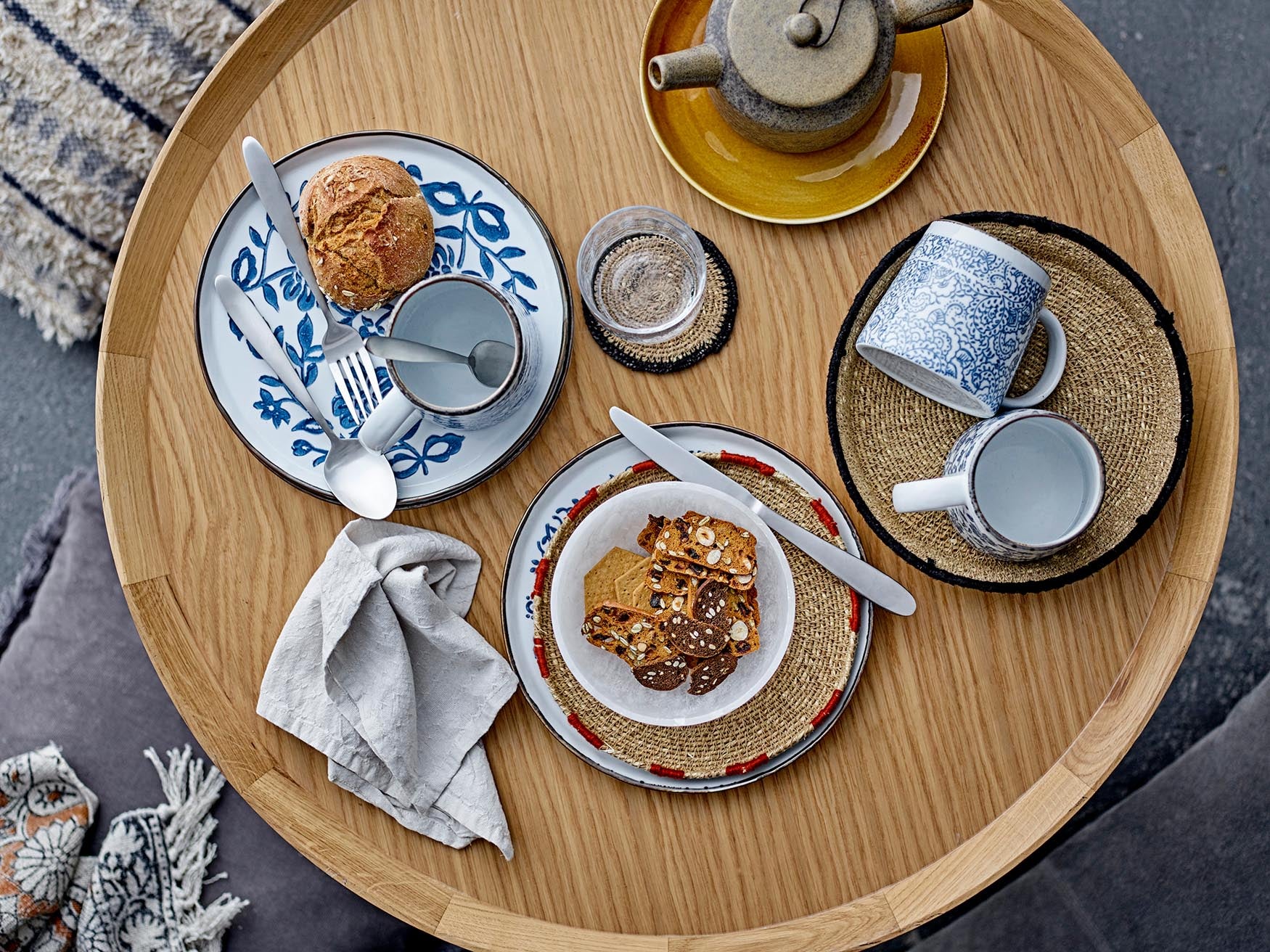 Moderner Couchtisch aus Eichenholz, natürliches Design, ideal für stilvolle Wohnräume, von Bloomingville.