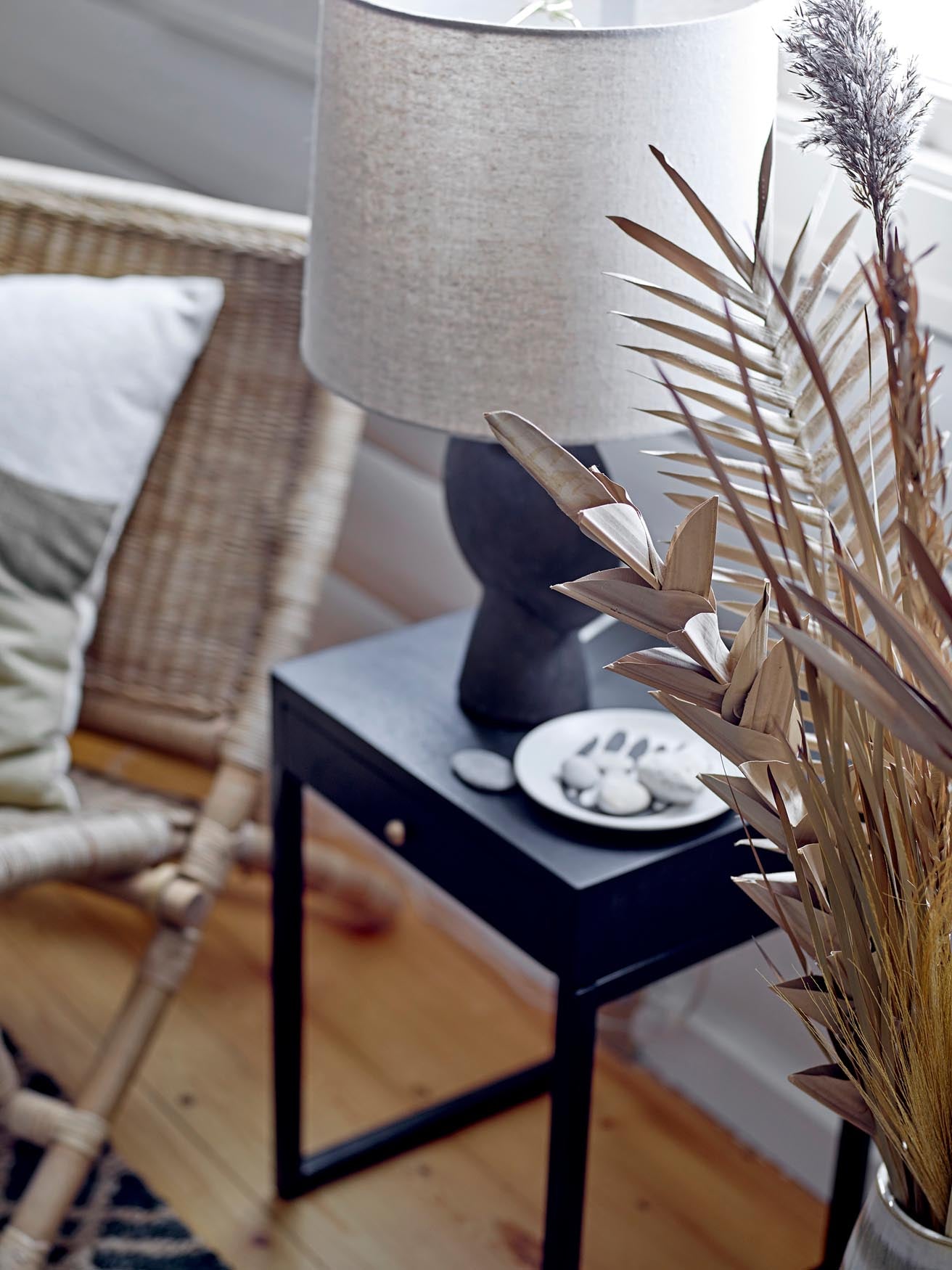 Die Sergio Tischlampe von Bloomingville vereint handgefertigte Terrakotta mit elegantem Design. Ideal für gemütliche Akzente in jedem Raum.