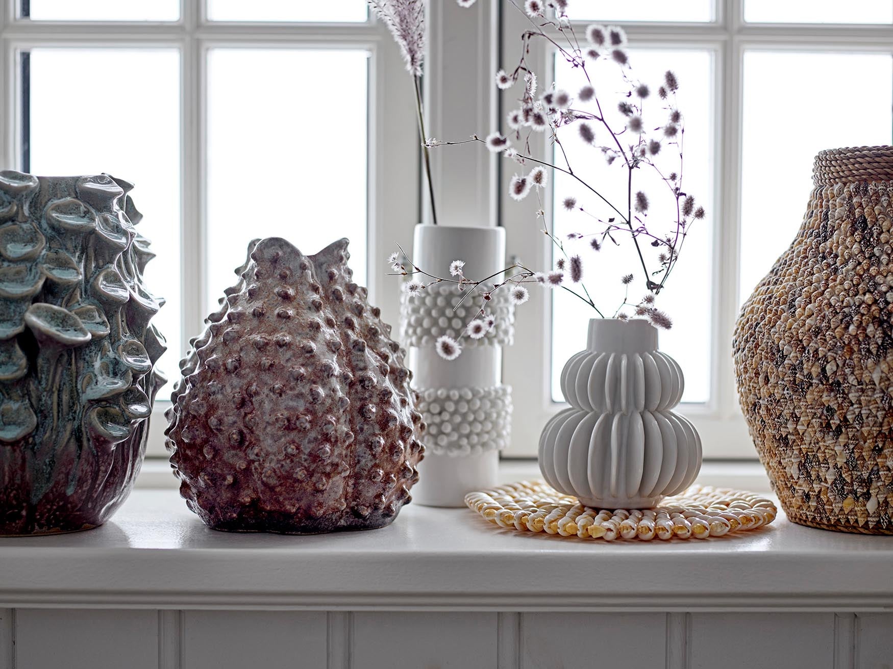 Halfdan Vase, Weiá, Steingut in White präsentiert im Onlineshop von KAQTU Design AG. Vase ist von Bloomingville