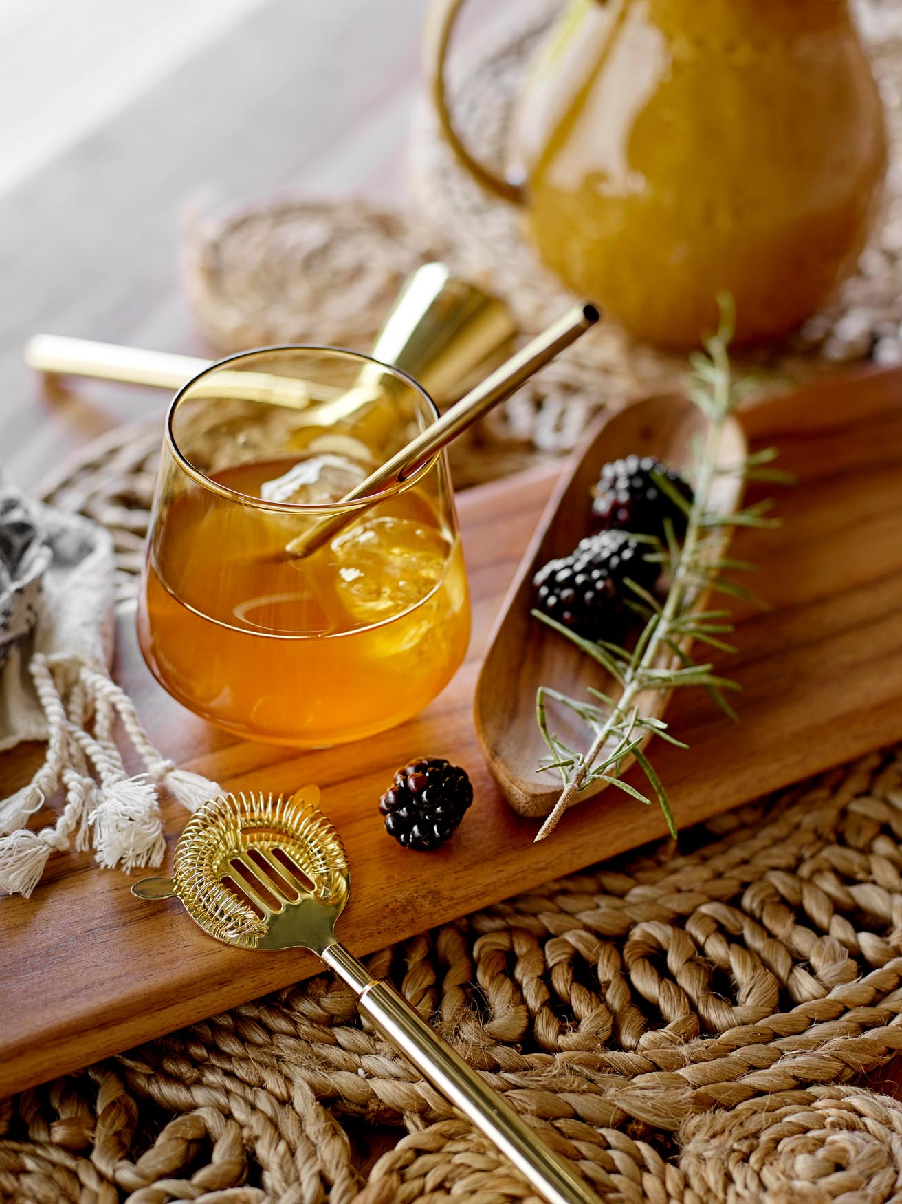 Verleihen Sie Ihrem Tisch mit dem Valder Tischläufer aus Jute von Bloomingville einen rustikalen Charme. Ideal für jede Gelegenheit!