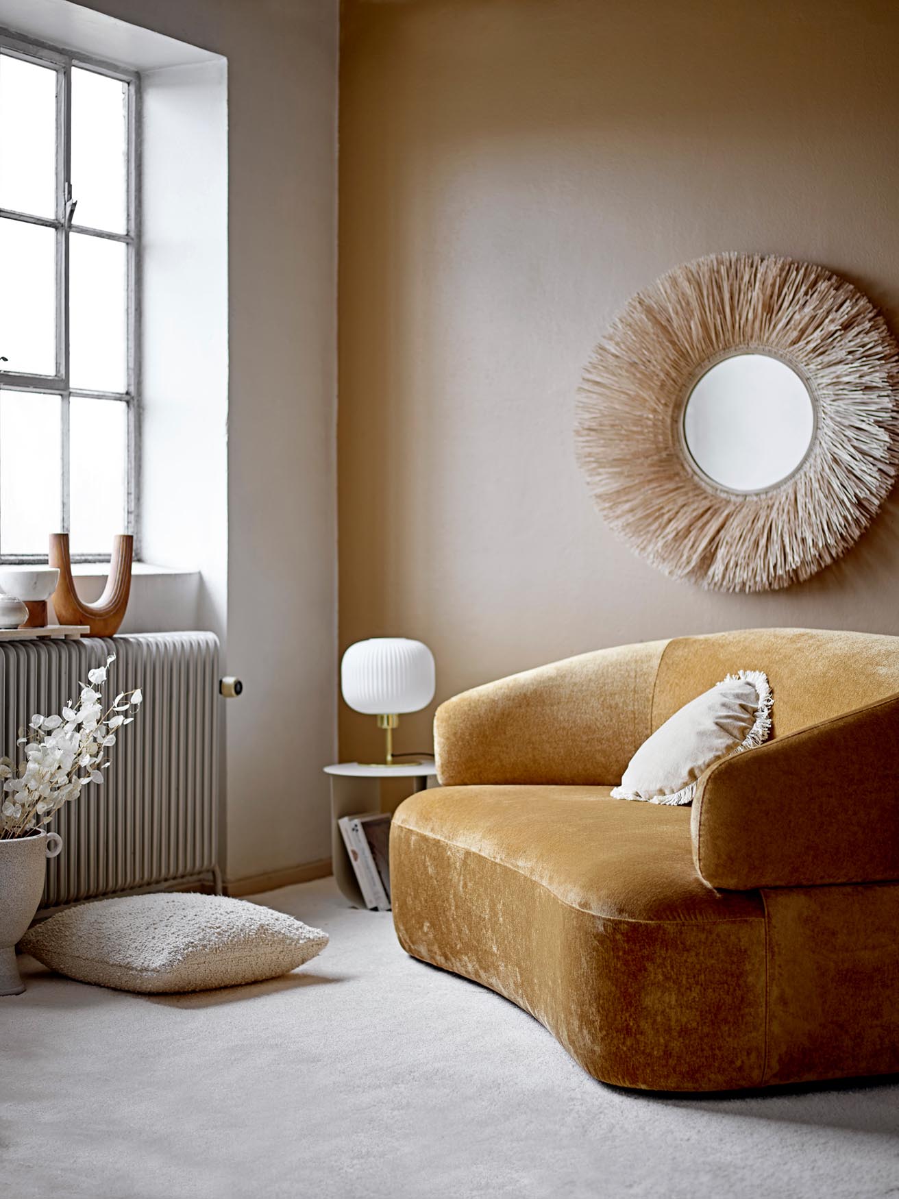 Moderner grauer Beistelltisch aus Metall von Bloomingville, ideal für stilvolle Wohnräume und vielseitige Nutzung.