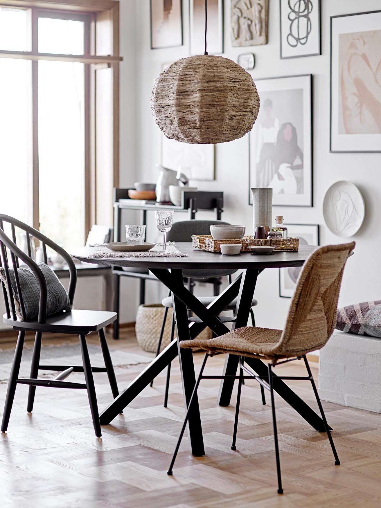 Stilvolles Lecia Tray Set von Bloomingville aus Jute, Bambus und Metall. Ideal für Dekoration und vielseitige Nutzung im Alltag.