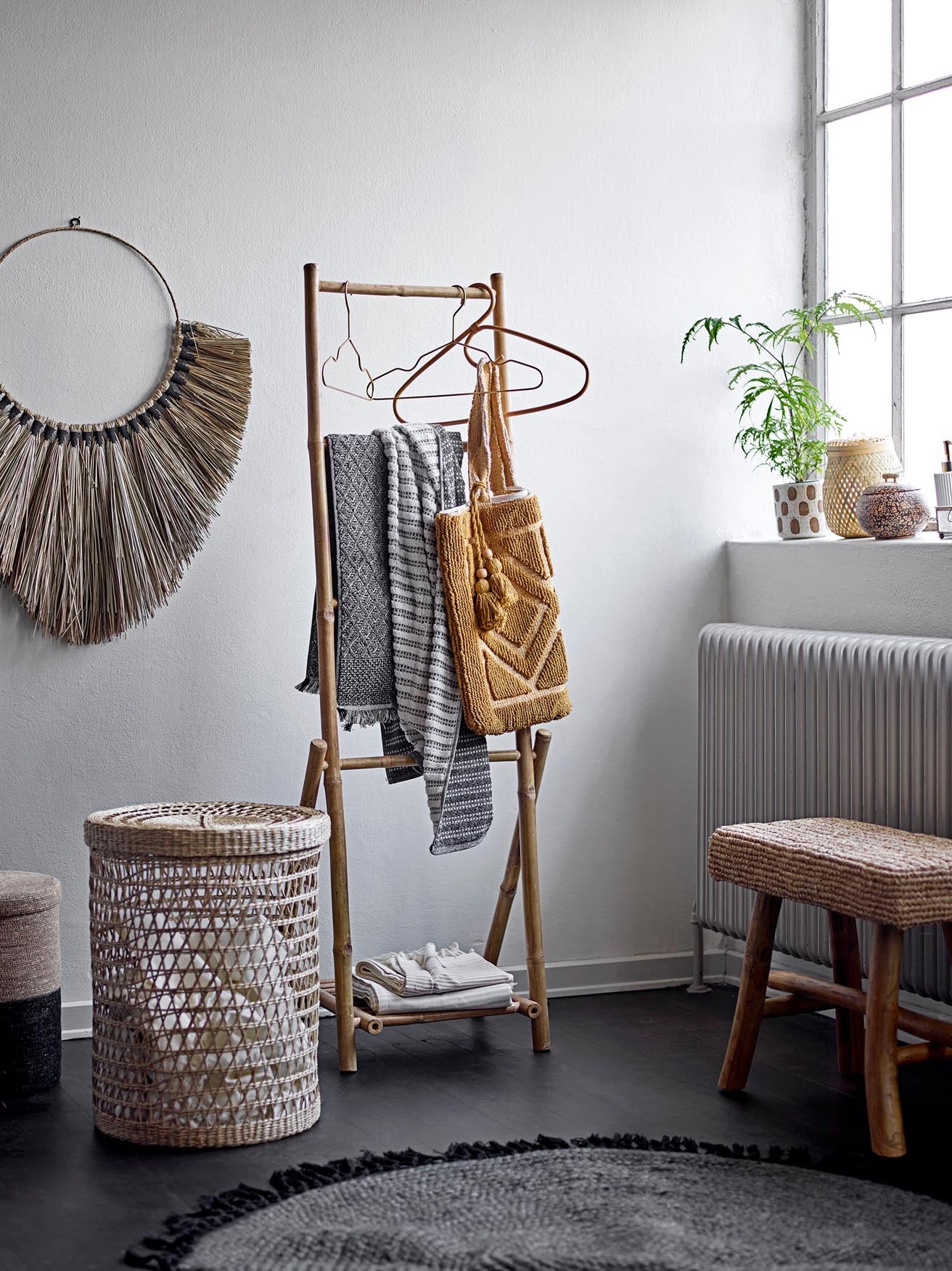 Hochwertiger Seegras-Korb mit Deckel von Bloomingville. Perfekt für stilvolle Ordnung in jedem Raum, vielseitig einsetzbar und nachhaltig.