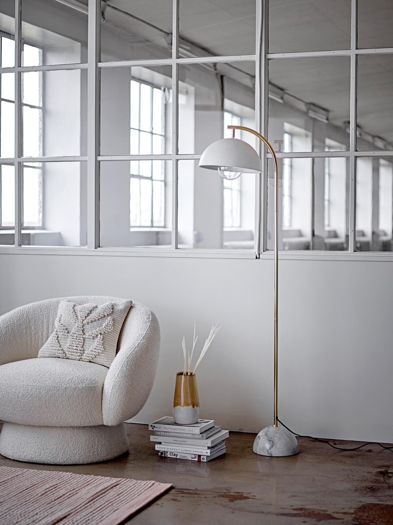 Eleganter, weisser Loungesessel aus nachhaltigem Material, ideal für stilvolle, moderne Räume. Komfortabel und platzsparend.