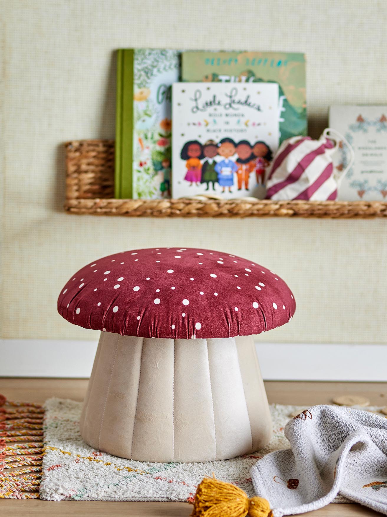 Entdecke den Lue Pouf in Rot von Bloomingville MINI – ein farbenfrohes, vielseitiges Möbelstück für jedes Kinderzimmer, ideal zum Spielen und Entspannen.