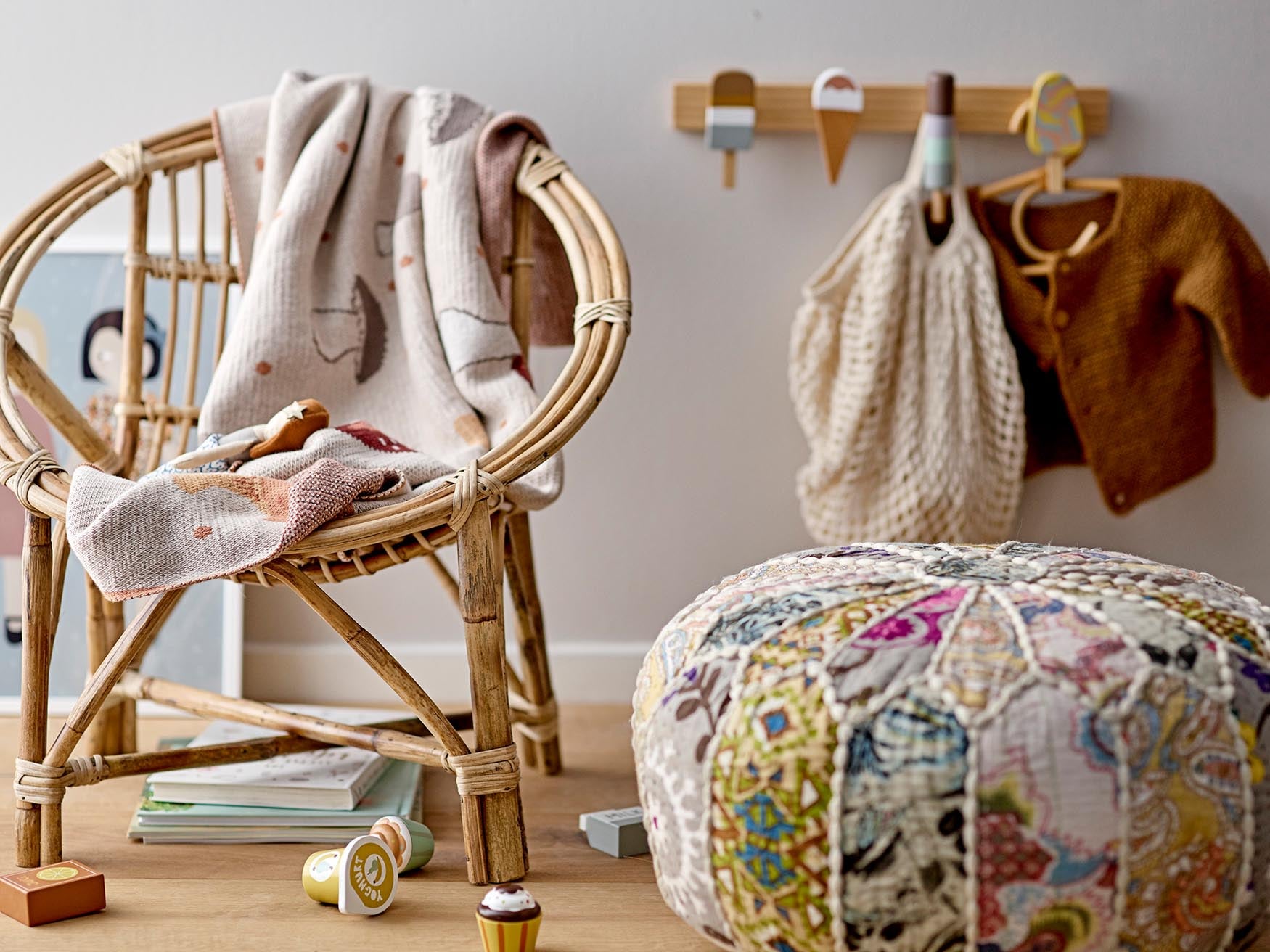 Aranya Rattan-Aufhänger: Stilvolle Naturdeko für Kinderzimmer.