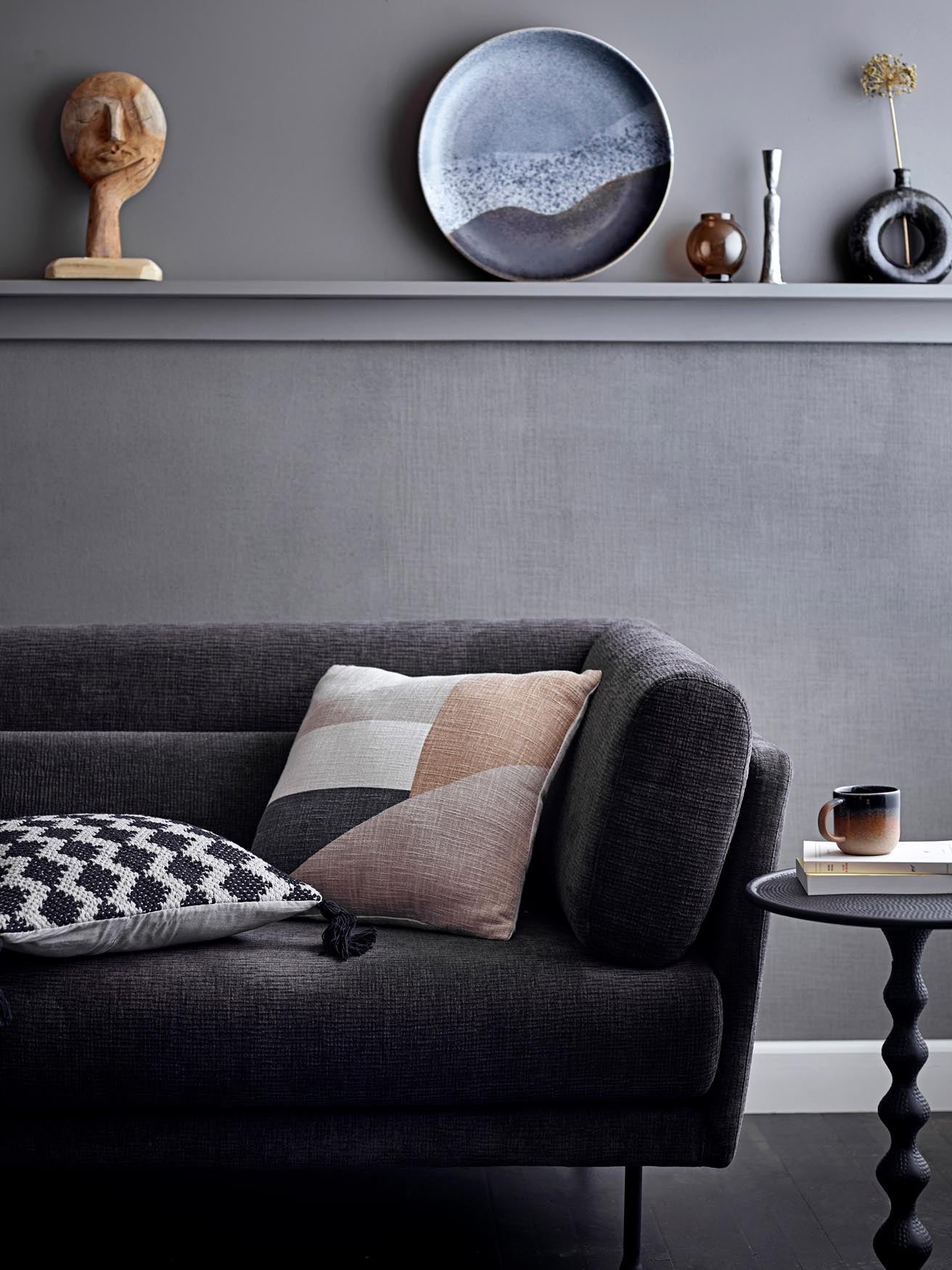 Moderner Anka Beistelltisch aus schwarzem Aluminium von Bloomingville, ideal für stilvolle Wohnräume und vielseitige Nutzung.