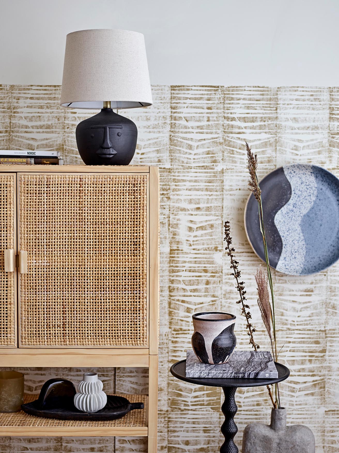 Eleganter Anka Beistelltisch aus schwarzem Aluminium von Bloomingville, perfekt für moderne Wohnräume und vielseitige Einsatzmöglichkeiten.