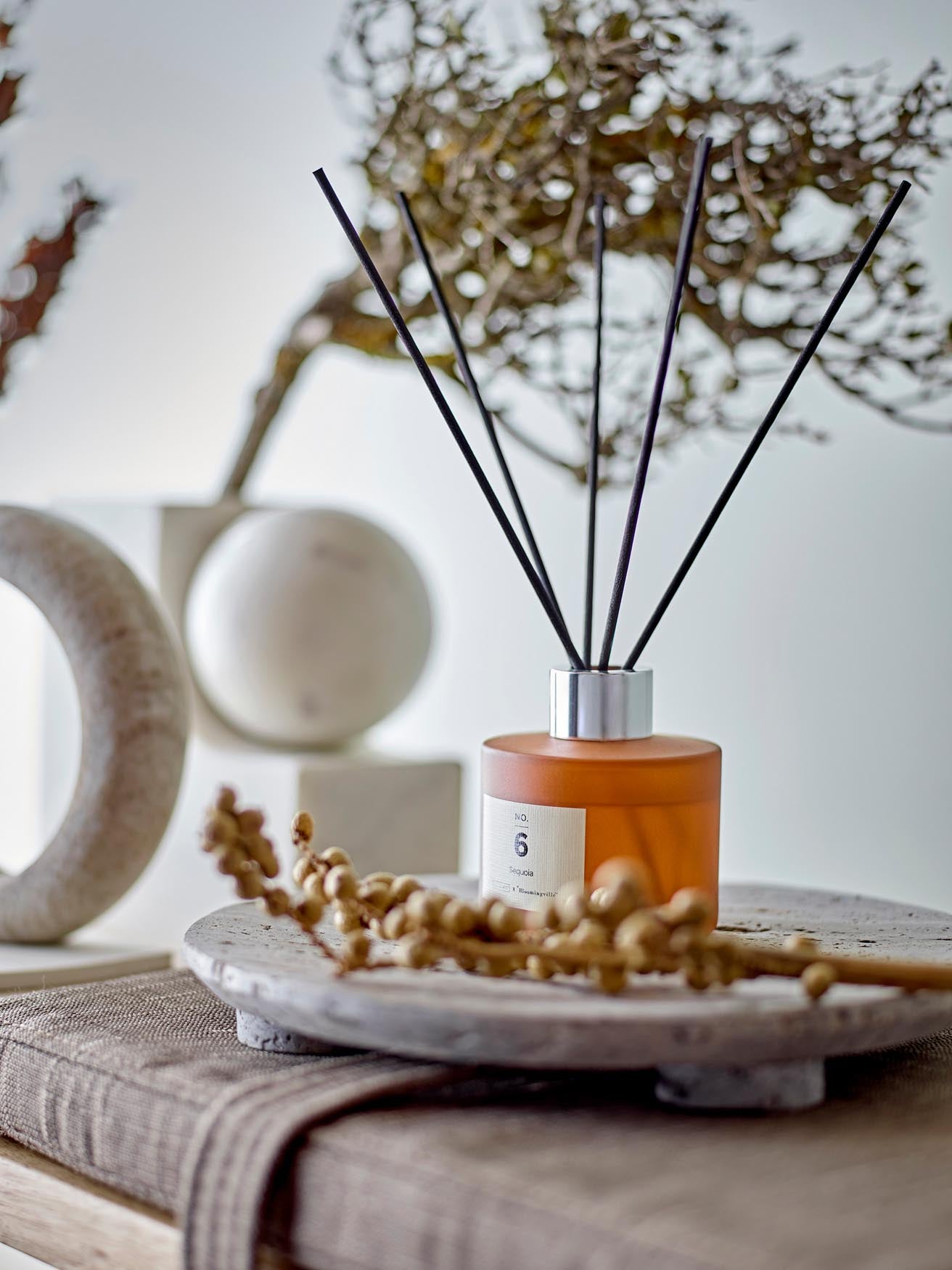 NO. 6 - Sequoia Scent Diffuser: Stilvoller Duftspender in Braun, der mit holzigen Noten eine entspannende Atmosphäre schafft.