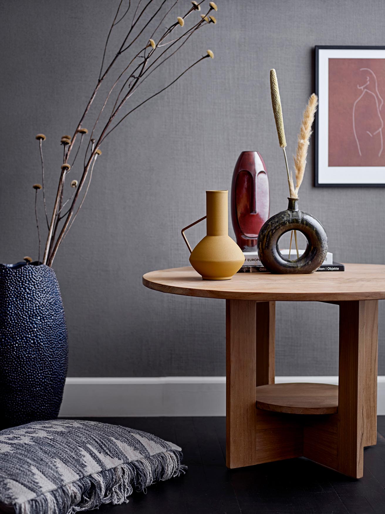 Die Baldvin Vase von Bloomingville aus braunem Steingut besticht durch ihr elegantes Design und ihre natürliche Ausstrahlung.