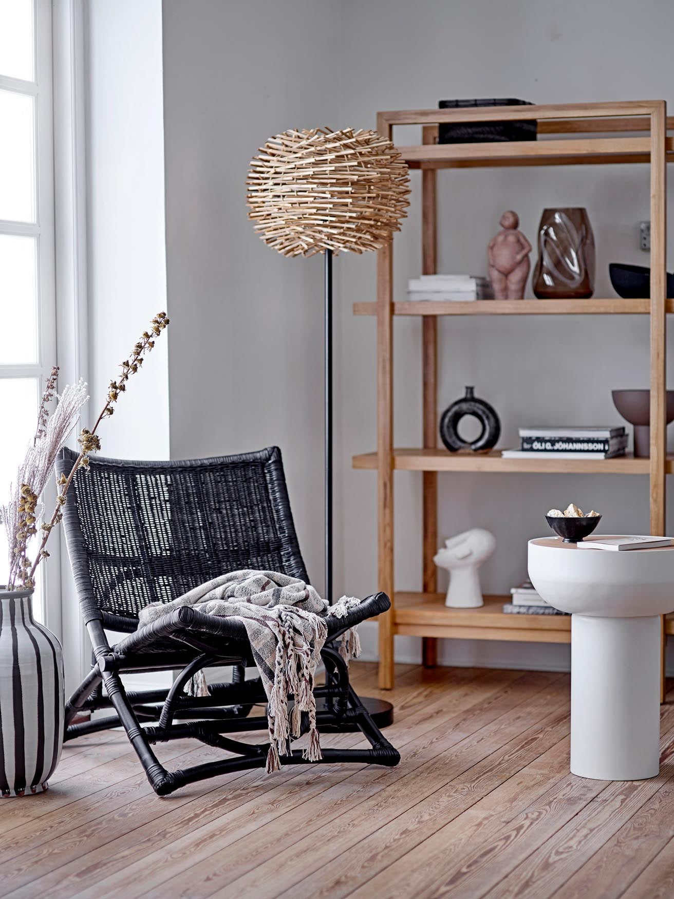 Die Baldvin Deko-Vase von Bloomingville aus braunem Steingut überzeugt mit ihrem stilvollen Design und ihrer natürlichen Eleganz.