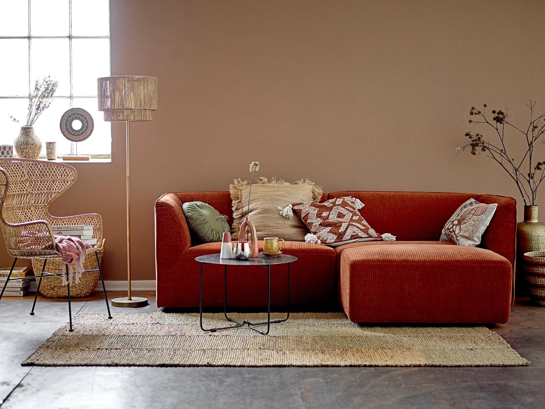 Die Baldrian Vase von Bloomingville aus orangefarbenem Steingut vereint modernes Design mit stilvoller Eleganz für Ihr Interieur.