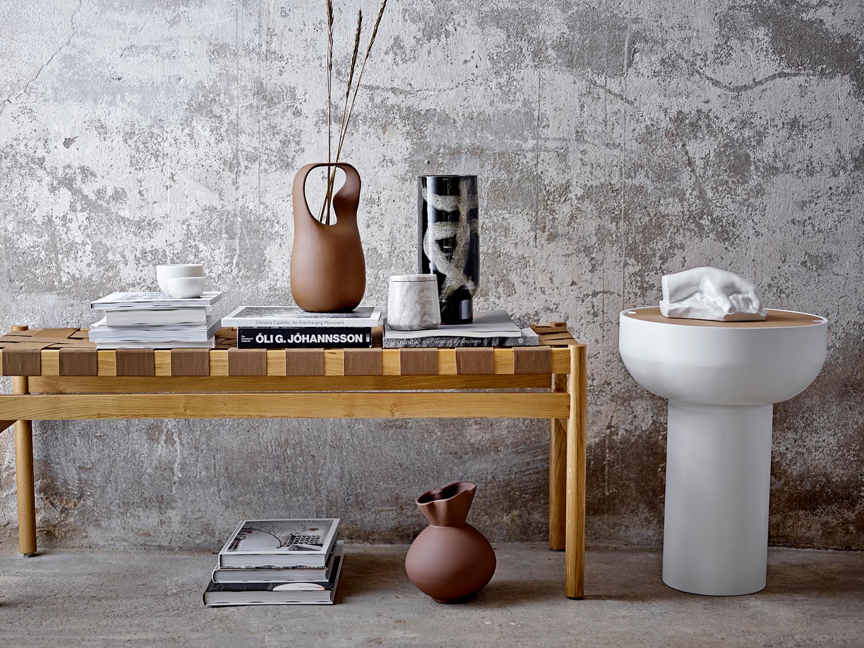 Die Nicita Vase von Bloomingville, gefertigt aus braunem Steingut, überzeugt mit ihrem schlichten und natürlichen Charme.